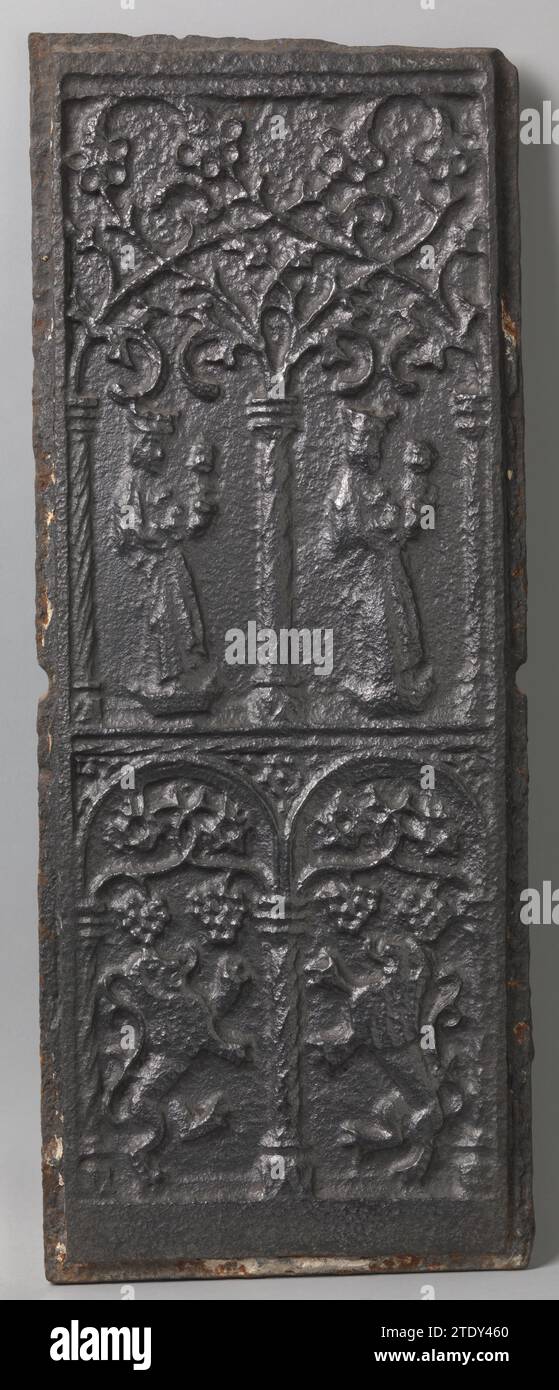 Piano cottura con due volte Maria con bambino e due leoni, Anonimo, c. 1475 - c. 1525 piano cottura in ghisa, diviso in due zone. Nella zona superiore si può vedere Maria con bambino in mezzo a tre colonne con rankwork sopra di essa. Nella zona inferiore, tra tre colonne, un leone è raffigurato due volte sulle gambe posteriori. Sopra i leoni due grappoli d'uva e un lavoro snello. Piastra per fornelli in ghisa (metallo) in ghisa, divisa in due zone. Nella zona superiore si può vedere Maria con bambino in mezzo a tre colonne con rankwork sopra di essa. Nella zona inferiore, tra tre colonne Foto Stock