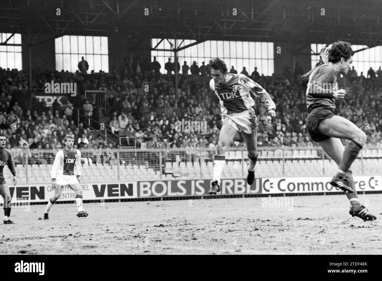 Partita di calcio Haarlem-Ajax ad Haarlem, Haarlem, Paesi Bassi, 21-02-1987, Whizgle News from the Past, su misura per il futuro. Esplora le narrazioni storiche, l'immagine dell'agenzia olandese olandese con una prospettiva moderna, colmando il divario tra gli eventi di ieri e quelli di domani. Un viaggio senza tempo che delinea le storie che plasmano il nostro futuro. Foto Stock