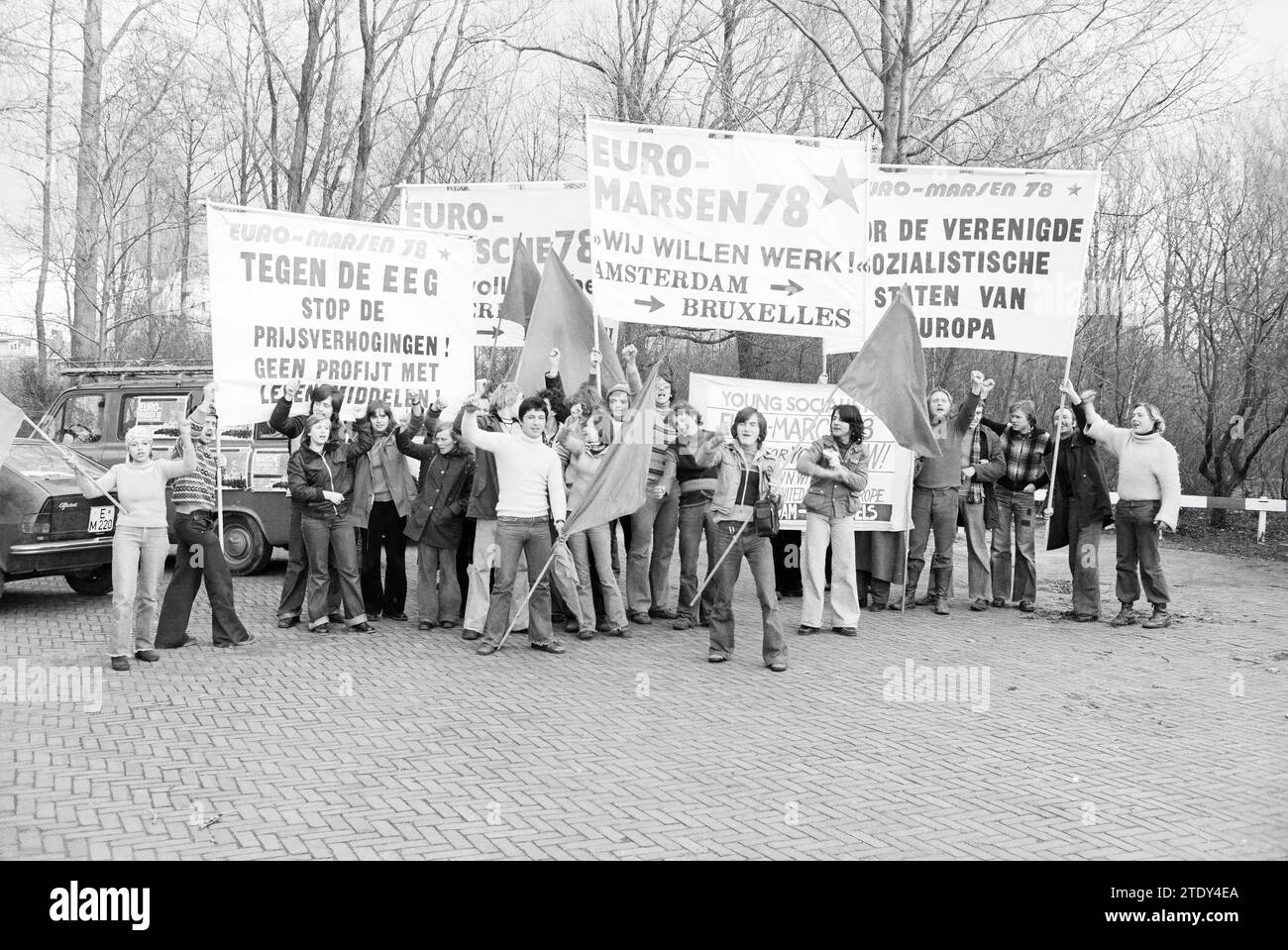 Gruppo di protesta di disoccupati al Youth Hostel, Demonstration, 18-01-1978, Whizgle News from the Past, Tailored for the Future. Esplora le narrazioni storiche, l'immagine dell'agenzia olandese olandese con una prospettiva moderna, colmando il divario tra gli eventi di ieri e quelli di domani. Un viaggio senza tempo che delinea le storie che plasmano il nostro futuro. Foto Stock Gruppo di protesta di disoccupati al Youth Hostel, Demonstration, 18-01-1978, Whizgle News from the Past, Tailored for the Future. Esplora le narrazioni storiche, l'immagine dell'agenzia olandese olandese con una prospettiva moderna, colmando il divario tra gli eventi di ieri e quelli di domani. Un viaggio senza tempo che delinea le storie che plasmano il nostro futuro. Foto Stock