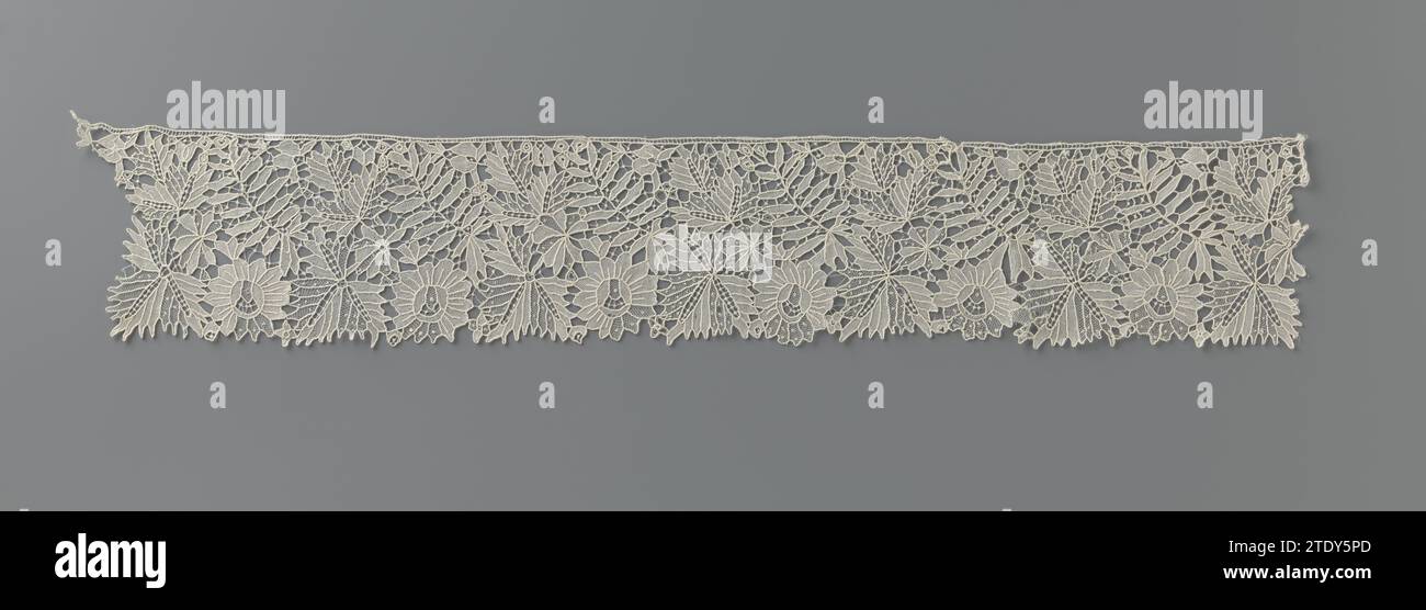 Striscia di lato ago con foglie incise, anonimo, c. 1900 Schema di camminata di foglie incise sopra una rosa e una tre foglie, che insieme formano la linea esterna con denti acuti. Barre a croce con bottone (terreno di lunghe barre a X con un ragno). Il Remplis è costituito da buchi a bottone e da un gazé a lunga distanza. Lato tedesco: 'Carlsbader Points'. Karlsbad (Germania) (forse) lino (materiale) motivo a piedi di foglie incise sopra una rosa e una tre foglie, che insieme formano la linea esterna con denti acuti. Barre a croce con bottone (terreno di lunghe barre a X con un ragno). Il Remp Foto Stock