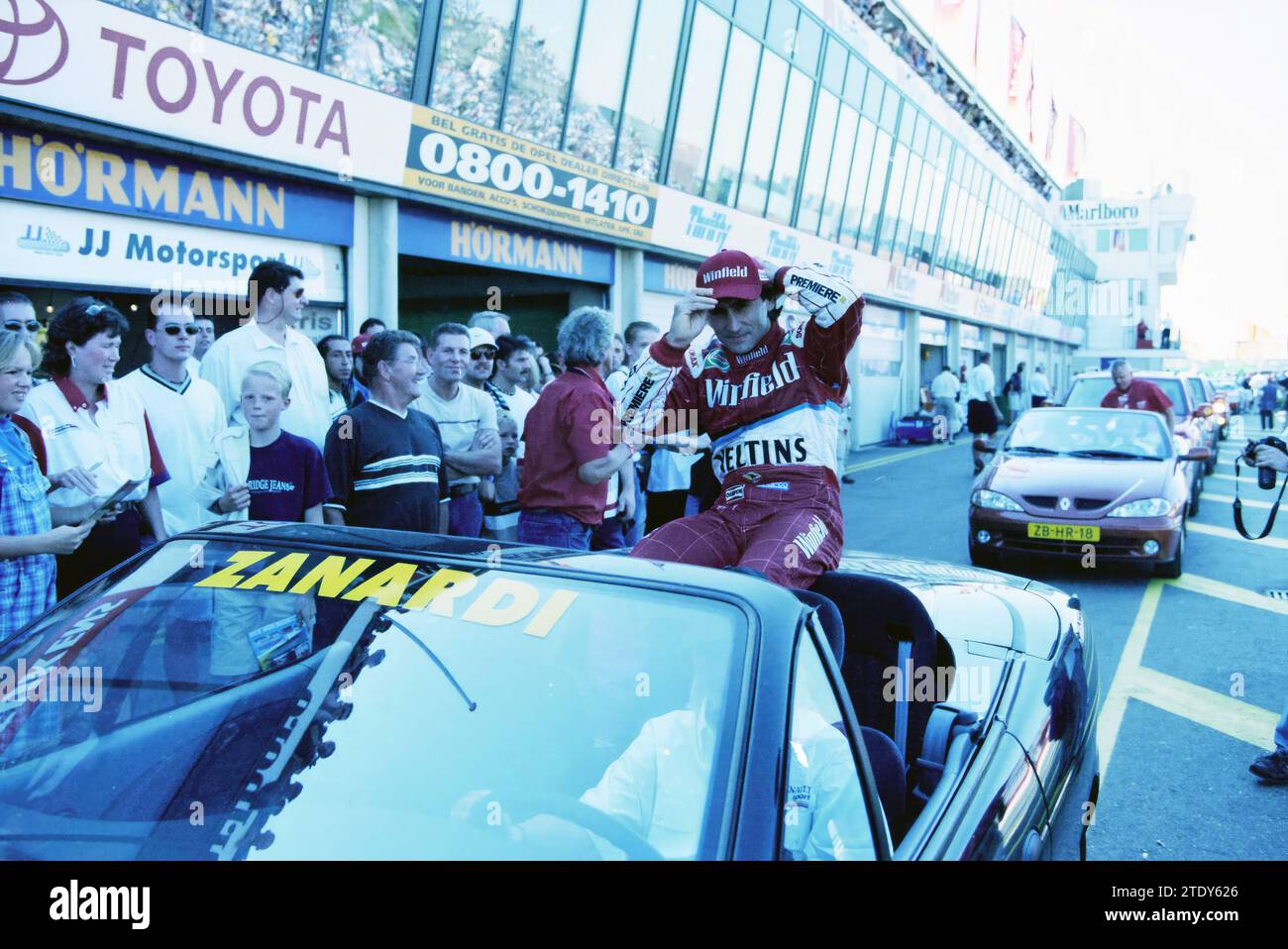 Giro d'onore e tributo al pilota di corsa sul circuito di Zandvoort, Zandvoort, Burgemeester van Alphenstraat 108, 04-09-1999, Whizgle News from the Past, su misura per il futuro. Esplora le narrazioni storiche, l'immagine dell'agenzia olandese olandese con una prospettiva moderna, colmando il divario tra gli eventi di ieri e quelli di domani. Un viaggio senza tempo che delinea le storie che plasmano il nostro futuro. Foto Stock