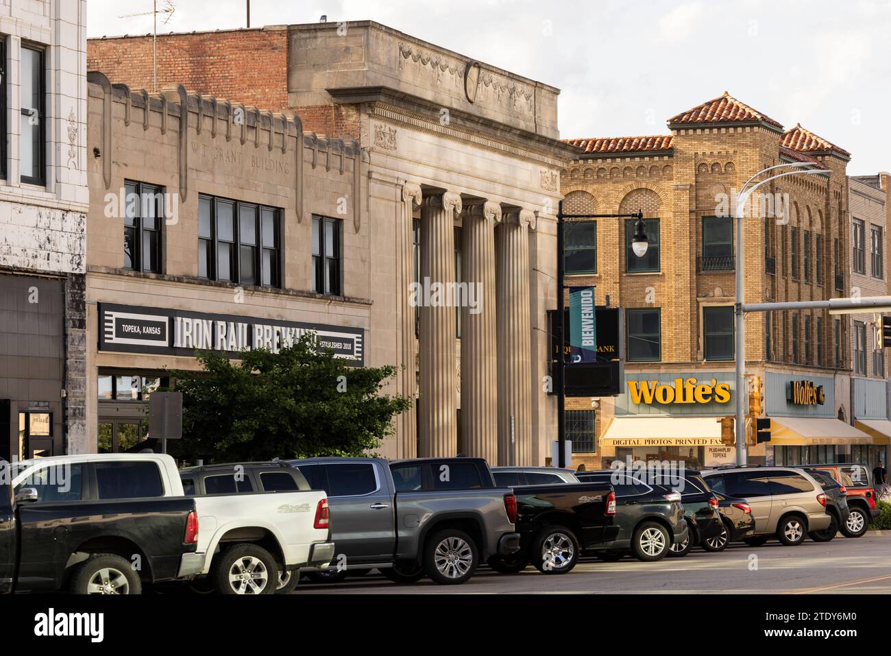 Topeka, Kansas, USA - 17 giugno 2023: La luce del pomeriggio risplende sugli edifici storici del centro di Topeka. Foto Stock