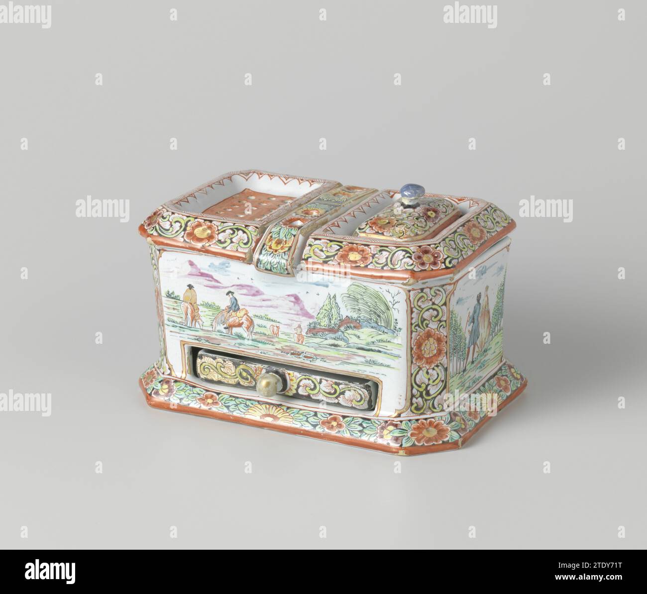Inkstand, Anonymous, c. 1730 - c. 1770 Set di inchiostri, rettangolari con angoli arrotondati multicolori dipinti con pastori in un paesaggio. Delft. Set di inchiostri, rettangolari con angoli arrotondati multicolori dipinti con pastori in un paesaggio. Delft. Foto Stock
