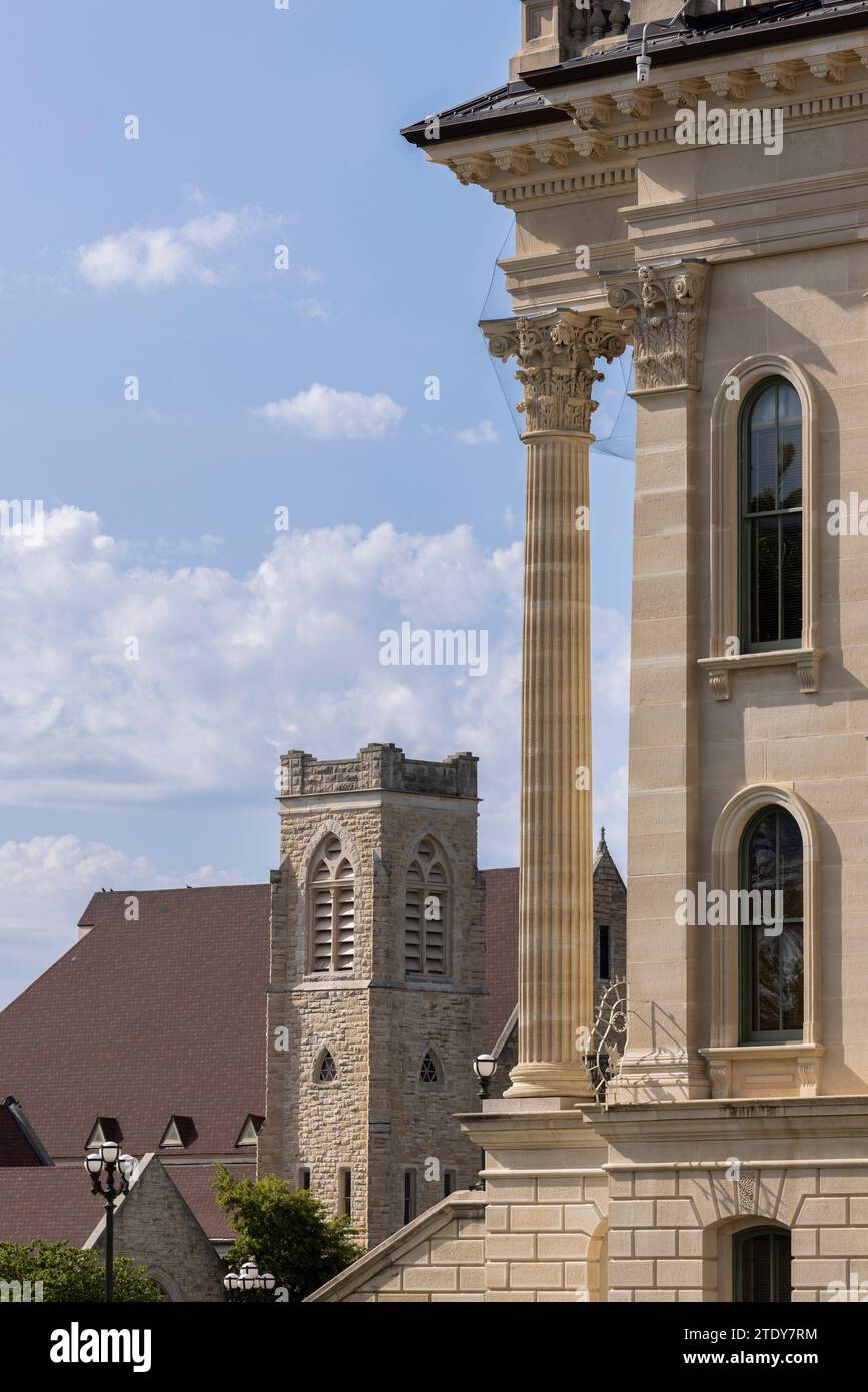 Vista di una chiesa storica e degli edifici nel centro di Topeka, Kansas, Stati Uniti. Foto Stock