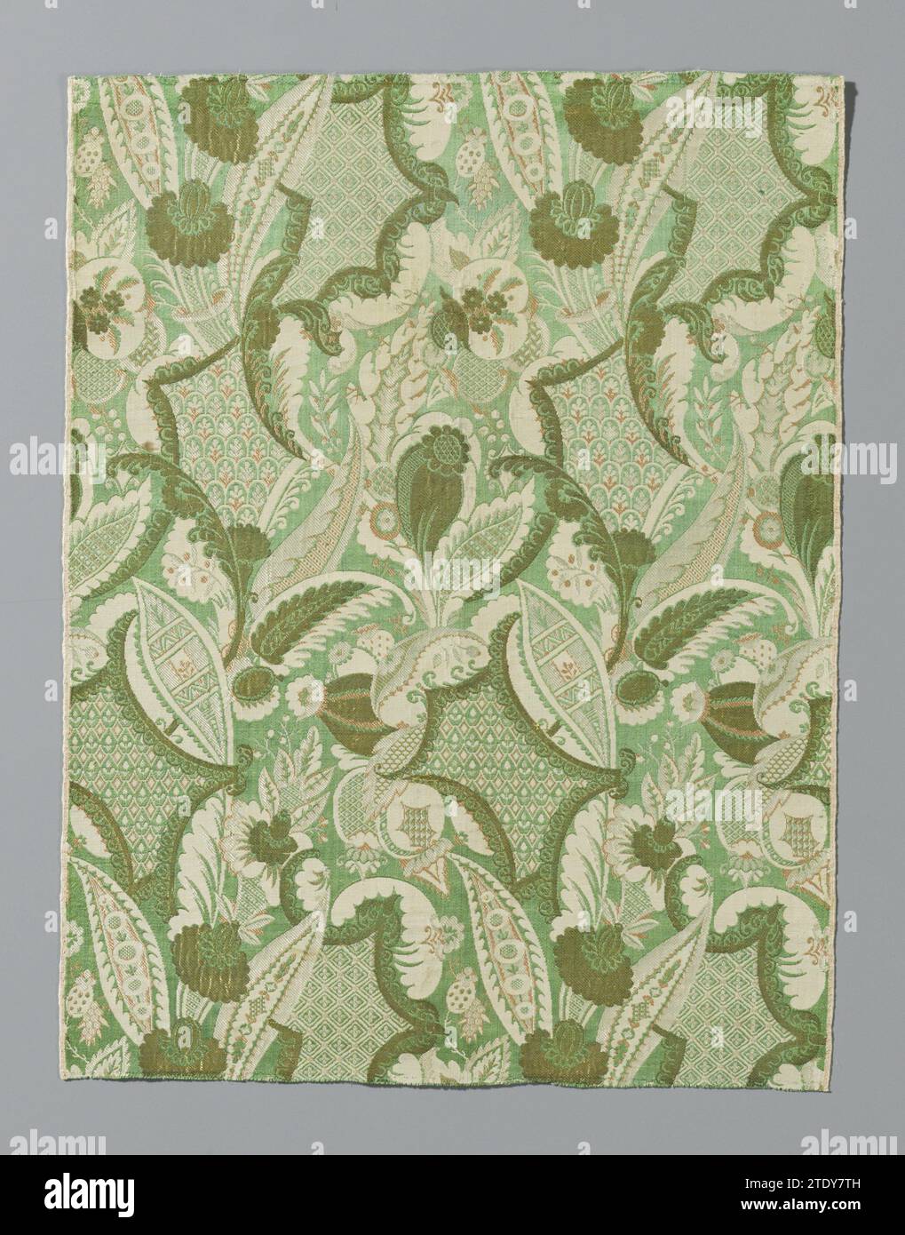 Lane tessuto di seta con motivo bizzarro, anonimo, c. 1710 - c. 1720 Baan tessuto di seta di marrone e lanciato Lampas Liséré. Design: Bizzarro motivo di foglie primaverili piene di motivi geometrici e forme di frutta (melograni?) In écru (tessuto macinato), verde (liséré), Écru (lancio), écru (lancio), rosa (lancio) e filo d'oro (agnello color oro intorno al nucleo di seta ) su terreno verde. Lione lampas di seta (materiale tessile) Baan tessuto di seta di Lampas Liséré marrone e lanciato. Design: Bizzarro motivo di foglie primaverili piene di motivi geometrici e forme di frutta (melograni?) In écru (massa Foto Stock