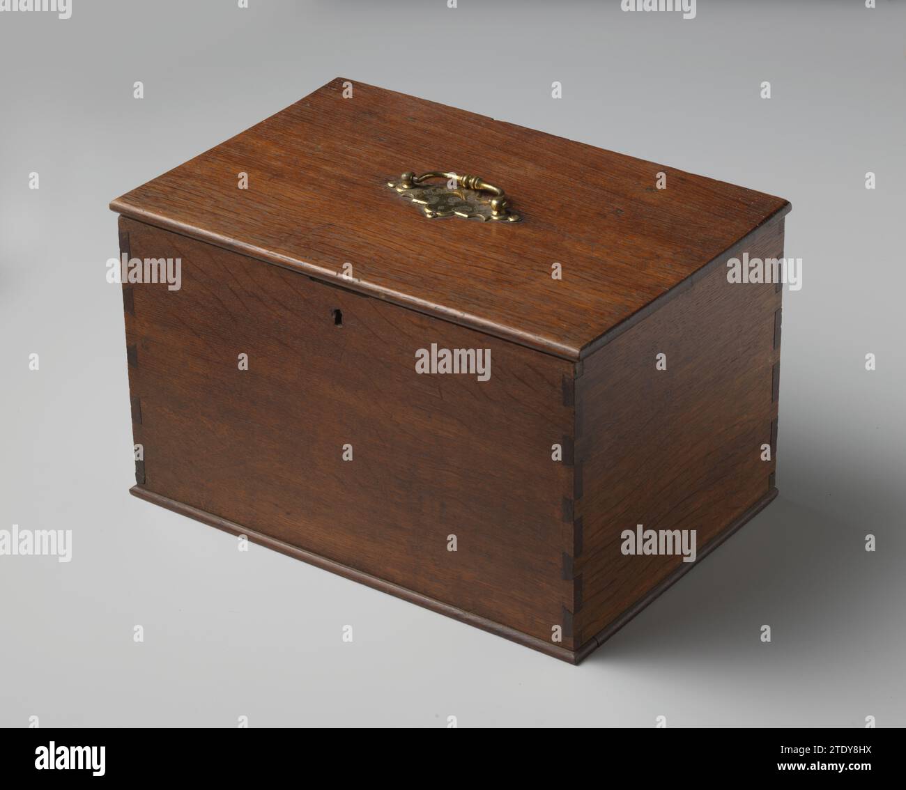 Kist, anonimo, 1800 - 1900 torace con manico dorato, coperchio e serratura (chiave mancante). All'interno rivestito di leggero tessuto di lattuga con, tra le altre cose, motivi a foglia. Ad eccezione di un certo numero di incisioni, il contenuto procioso del Kist è andato perduto (vedi il libro di inventario KOG). quercia (legno). Torace in ferro (metallo) con manico dorato, coperchio e serratura (chiave mancante). All'interno rivestito di leggero tessuto di lattuga con, tra le altre cose, motivi a foglia. Ad eccezione di un certo numero di incisioni, il contenuto procioso del Kist è andato perduto (vedi il libro di inventario KOG). quercia (legno). ferro (metallo) Foto Stock