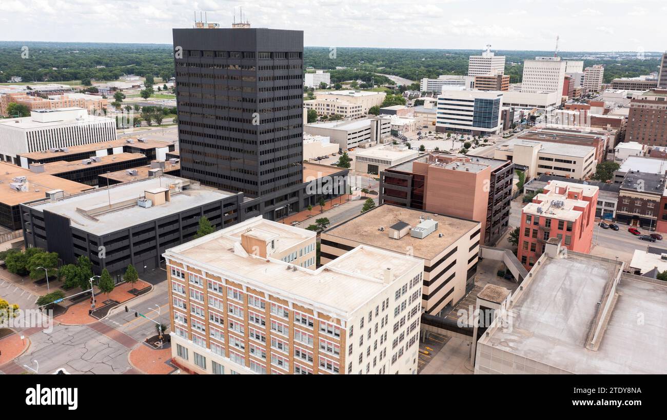 Topeka, Kansas, USA - 17 giugno 2023: La luce del pomeriggio risplende sugli edifici storici del centro di Topeka. Foto Stock