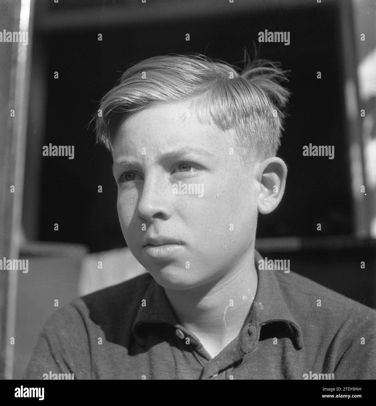 Primo piano di un ragazzo che guarda a sinistra CA. Ottobre 1945 Foto Stock
