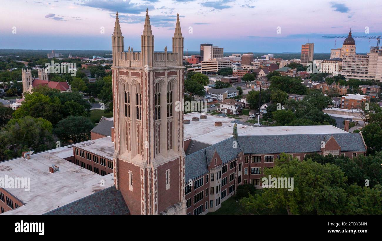 Vista di una chiesa storica e degli edifici nel centro di Topeka, Kansas, Stati Uniti. Foto Stock