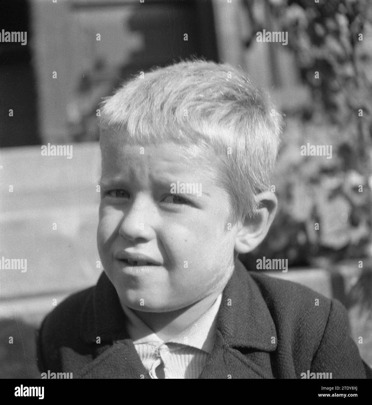 Primo piano di un giovane ragazzo che guarda a sinistra CA. Ottobre 1945 Foto Stock