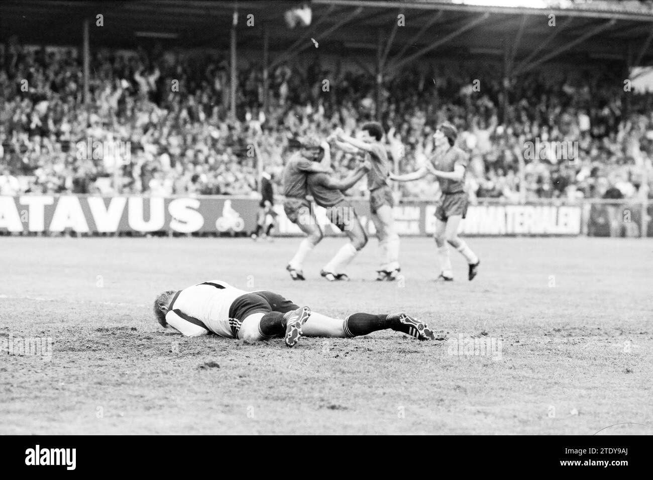 Partita di calcio Haarlem - Ajax, Haarlem, Paesi Bassi, 22-05-1982, Whizgle News from the Past, su misura per il futuro. Esplora le narrazioni storiche, l'immagine dell'agenzia olandese olandese con una prospettiva moderna, colmando il divario tra gli eventi di ieri e quelli di domani. Un viaggio senza tempo che delinea le storie che plasmano il nostro futuro. Foto Stock