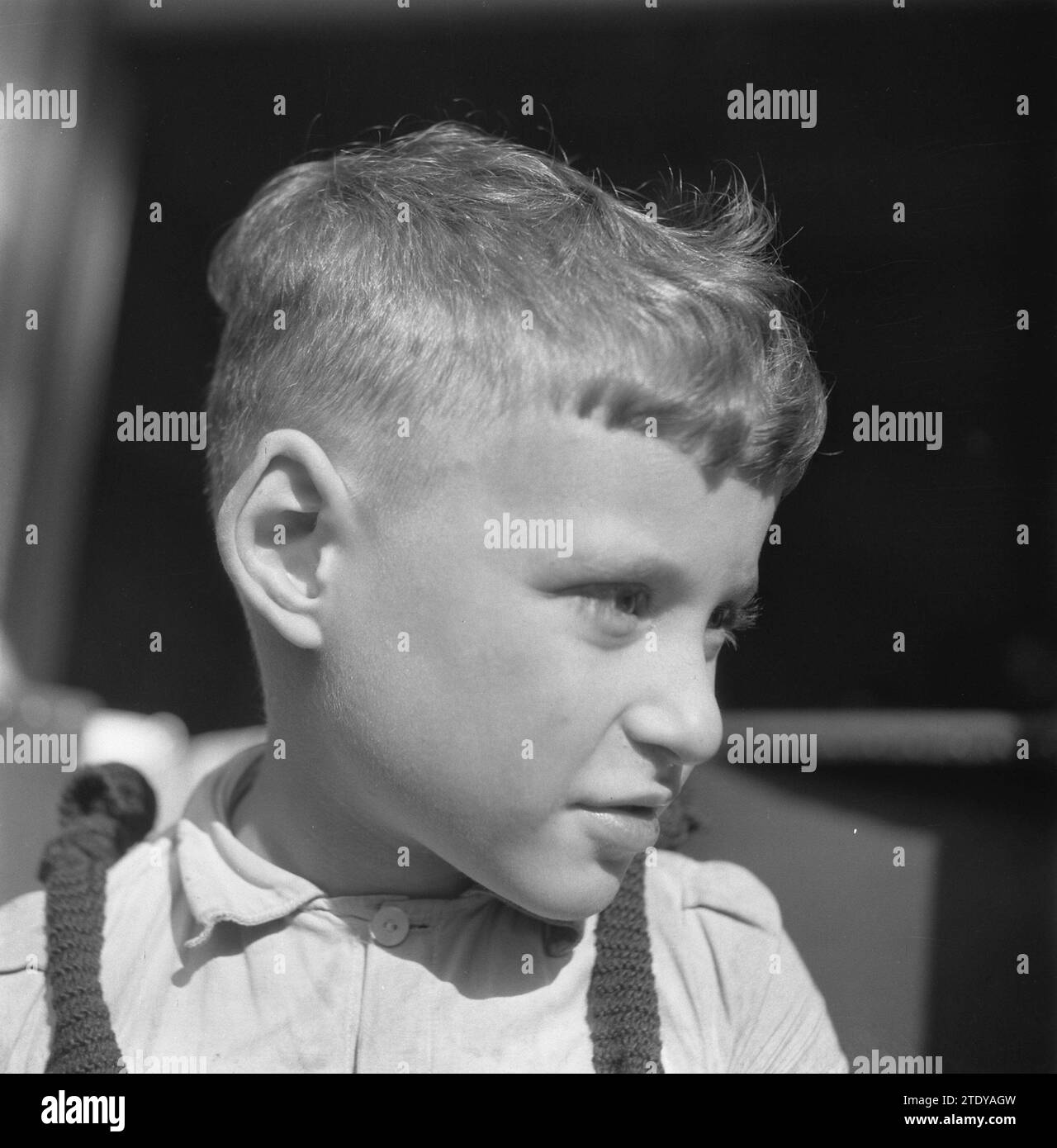 Primo piano di un ragazzo che sembra giusto CA. Ottobre 1945 Foto Stock