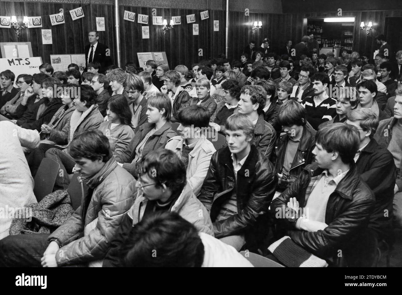 Incontro degli studenti IJmond MTS, scuole, 16-11-1982, Whizgle News from the Past, su misura per il futuro. Esplora le narrazioni storiche, l'immagine dell'agenzia olandese olandese con una prospettiva moderna, colmando il divario tra gli eventi di ieri e quelli di domani. Un viaggio senza tempo che delinea le storie che plasmano il nostro futuro. Foto Stock