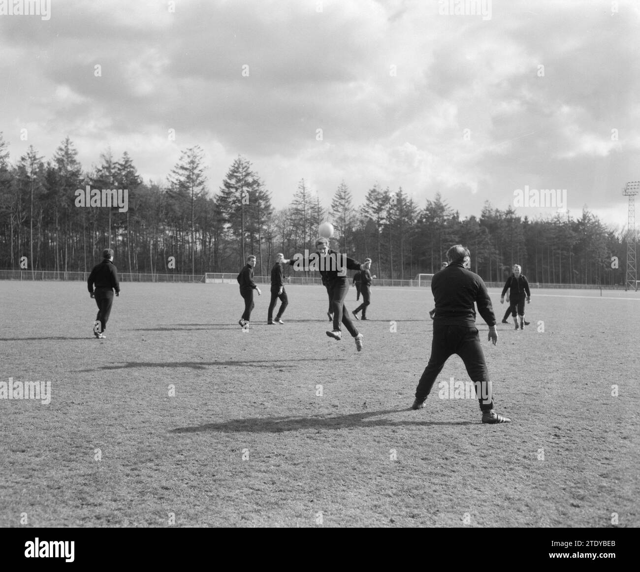 Formazione della nazionale olandese a Zeist, giocatori durante l'allenamento, Hans Kraay titoli. Visto dal back coach Elek Schwartz CA. 7 aprile 1964 Foto Stock