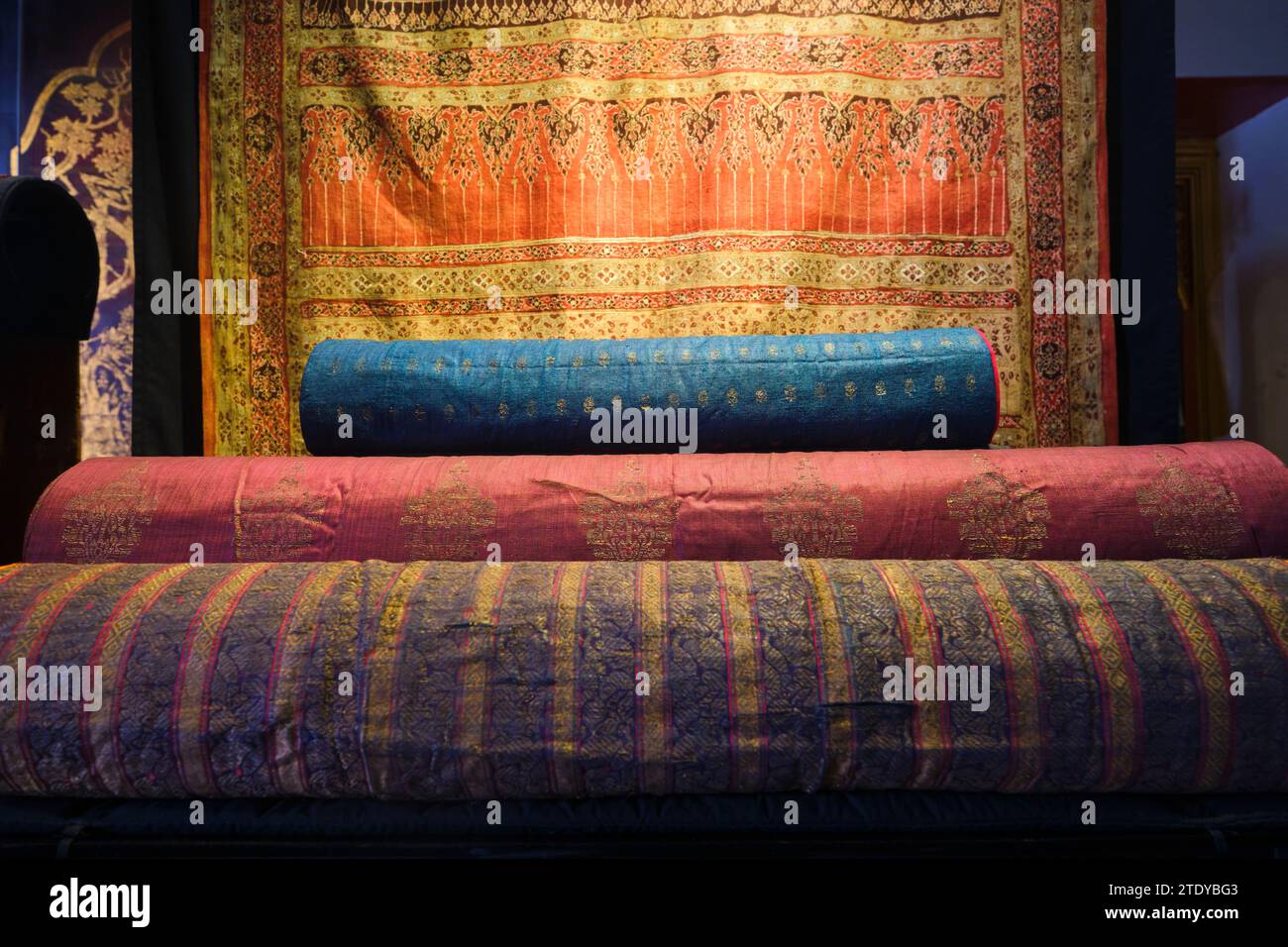 Un'esposizione di splendidi cuscini ricchi e raffinati, tessuti e tessuti. Al Museo Nazionale di Bangkok, Thailandia. Foto Stock
