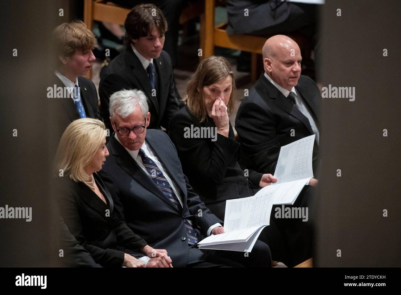 Washington, Stati Uniti. 19 dicembre 2023. Famiglia di giudice associato in pensione della Corte Suprema Sandra Day o'Connor partecipa al suo funerale presso la Washington National Cathedral di Washington, DC, USA martedì 19 dicembre 2023. Il giudice o'Connor, nativo dell'Arizona, nominato dal presidente degli Stati Uniti Ronald Reagan, divenne la prima donna a servire nella corte più alta della nazione, prestò servizio dal 1981 al 2006 e morì il 1 dicembre 2023 all'età di 93 anni. Foto di Rod Lamkey/CNP/ABACAPRESS.COM credito: Abaca Press/Alamy Live News Foto Stock