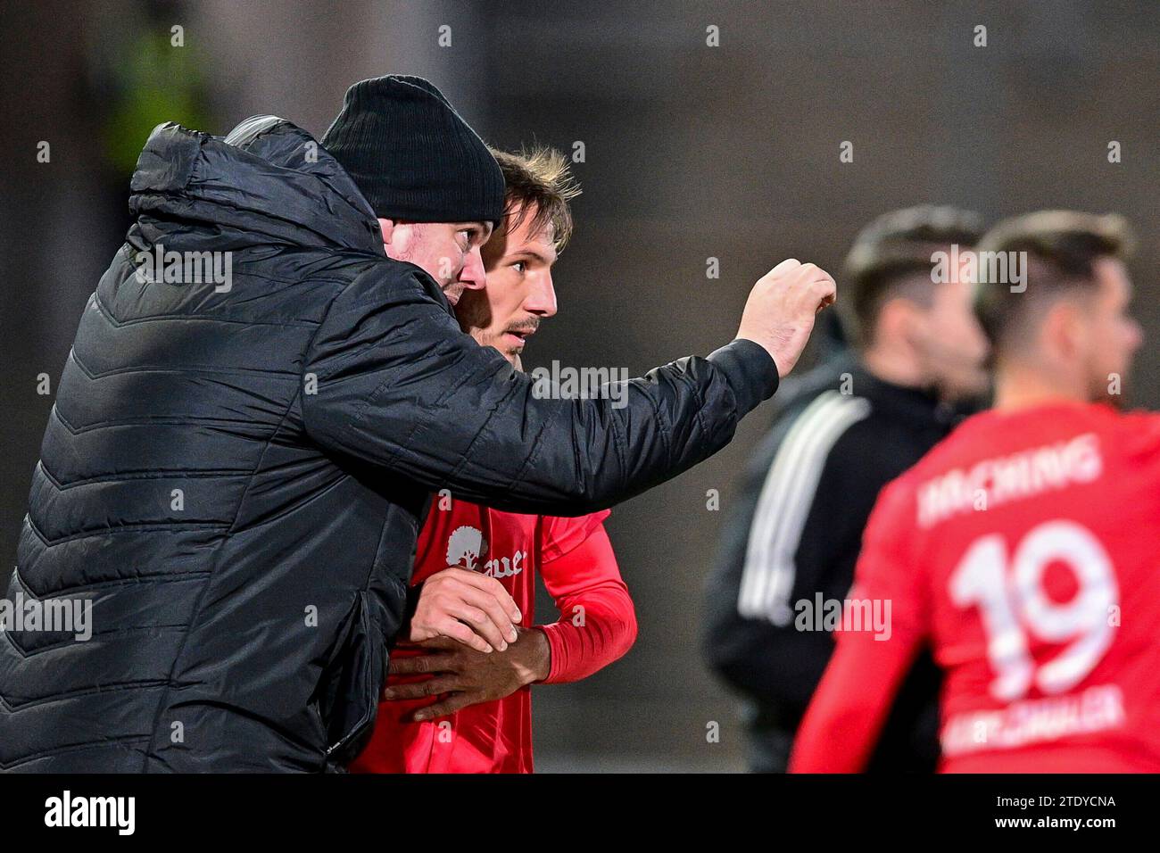 Unterhaching, Deutschland. 19 dicembre 2023. Formatore Marc Unterberger (Unterhaching) Gibt Simon Skarlatidis (Unterhaching, 30) Anweisungen, 19.12.2023, Unterhaching (Deutschland), Fussball, 3) LIGA, SPVGG UNTERHACHING - SSV JAHN REGENSBURG, DFB/DFL VIETA L'USO DI FOTOGRAFIE COME SEQUENZE DI IMMAGINI E/O QUASI-VIDEO. Credito: dpa/Alamy Live News Foto Stock