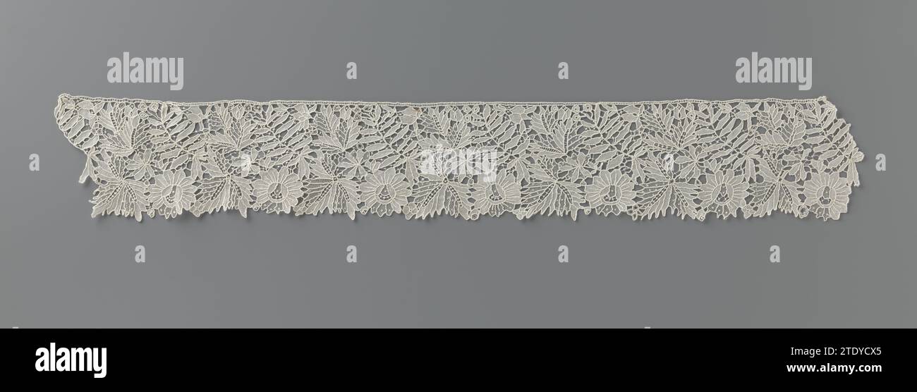 Striscia di lato ago con foglie incise, anonimo, c. 1900 Schema di camminata di foglie incise sopra una rosa e una tre foglie, che insieme formano la linea esterna con denti acuti. Barre a croce con bottone (terreno di lunghe barre a X con un ragno). Il Remplis è costituito da buchi a bottone e da un gazé a lunga distanza. Lato tedesco: 'Carlsbader Points'. Karlsbad (Germania) (forse) lino (materiale) motivo a piedi di foglie incise sopra una rosa e una tre foglie, che insieme formano la linea esterna con denti acuti. Barre a croce con bottone (terreno di lunghe barre a X con un ragno). Il Remp Foto Stock