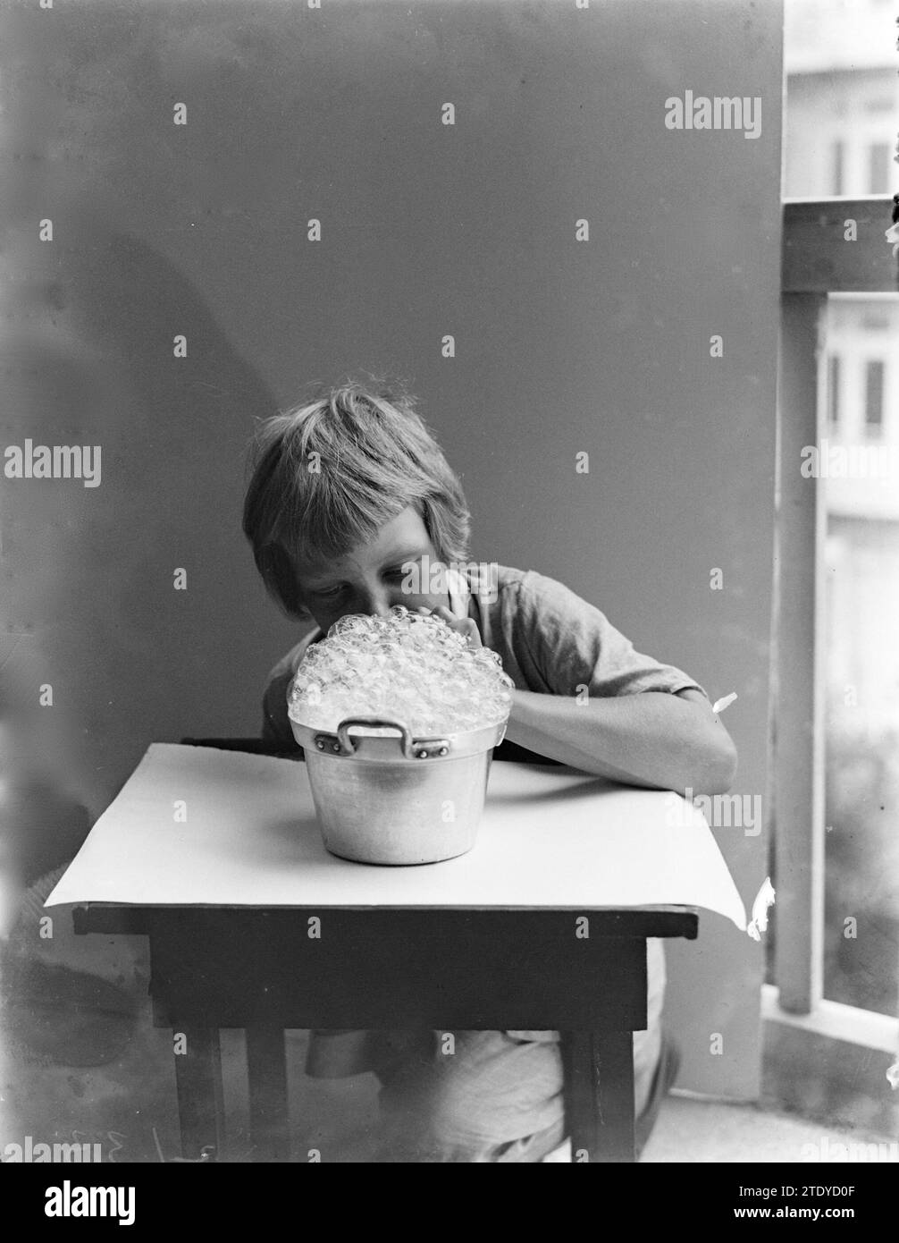 Una giovane ragazza olandese che soffia Bubbles CA. 1932 Foto Stock