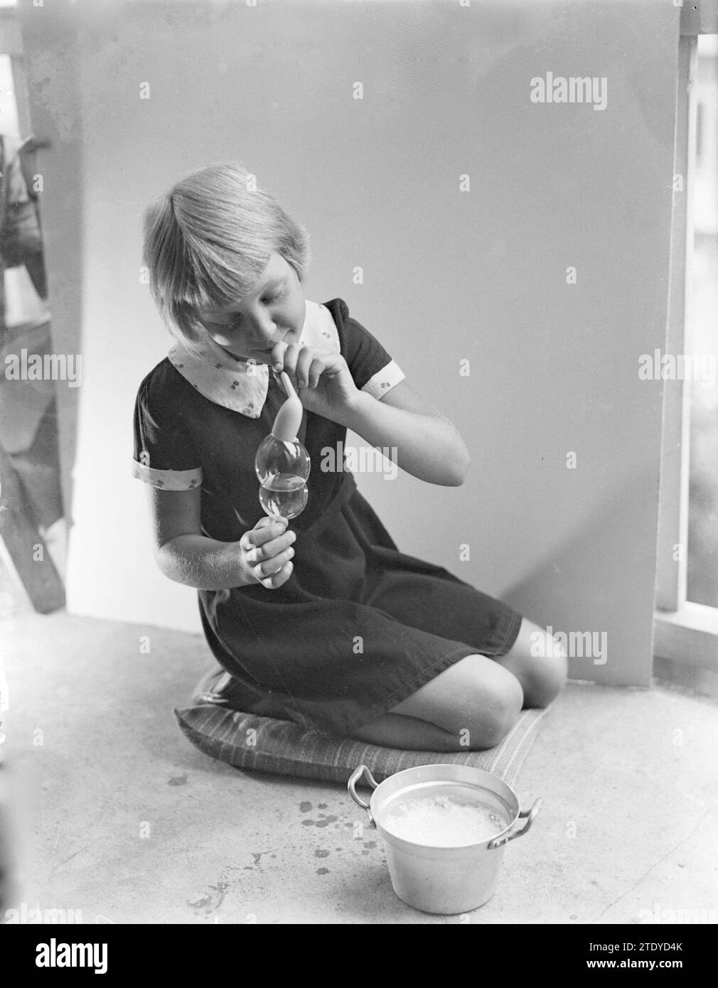 Una giovane ragazza olandese che soffia Bubbles CA. 1932 Foto Stock