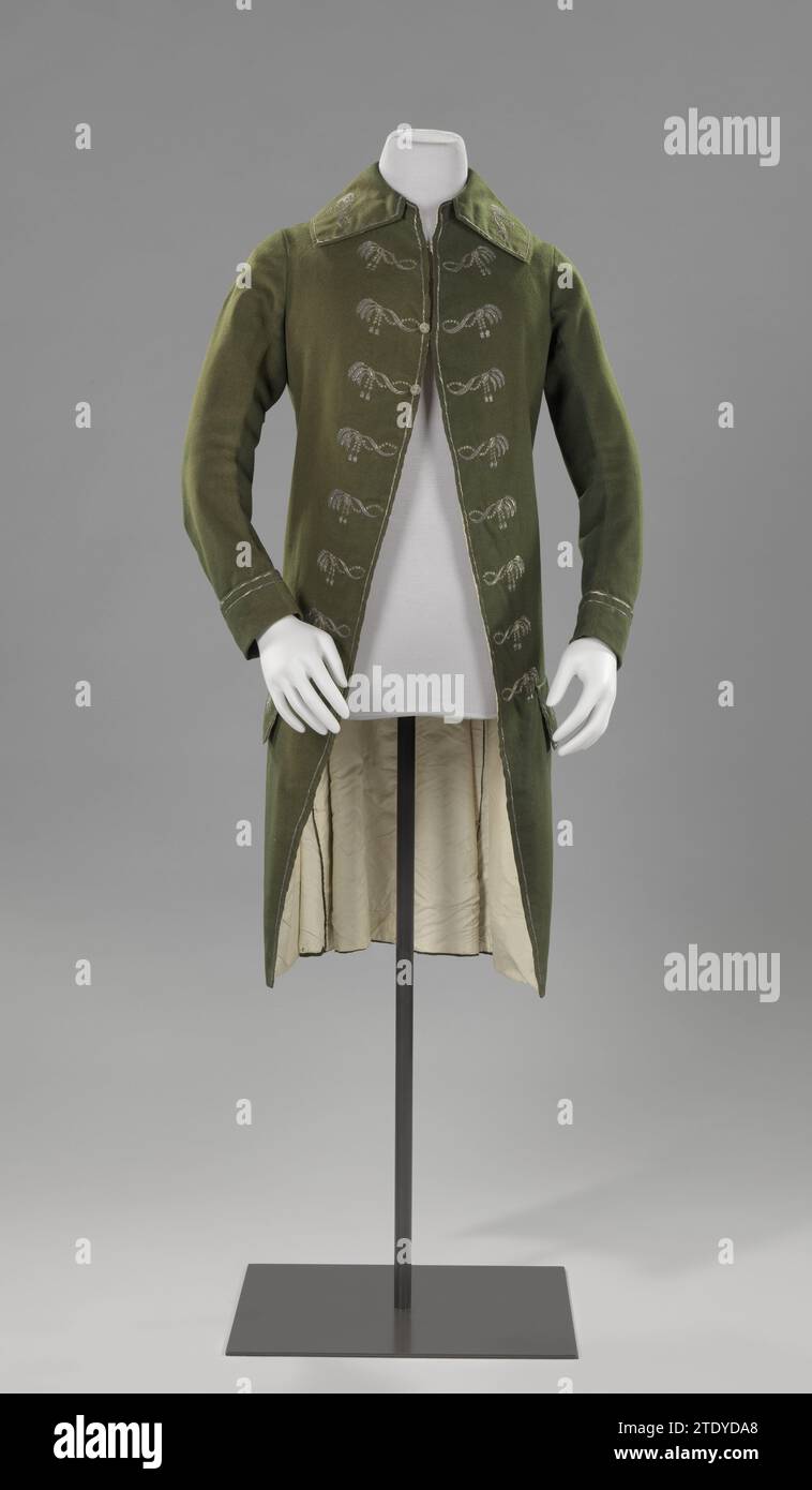 Camice in camice, anonimo, c. 1784 - c. 1789 Cappotto in foglio verde scuro, ricamato in filo d'argento con fiori compositi, foglie e frutteto ventricolare, con bottoni in filo argento tessuto olandese. seta. lino (materiale). Ricamo con filo d'argento Amsterdam rivestimento in lamiera verde scuro, ricamato in filo d'argento con fiori compositi, foglie e frutteto ventricolare, con bottoni in filo d'argento tessuto olandese. seta. lino (materiale). Ricamo con filo d'argento Amsterdam Foto Stock