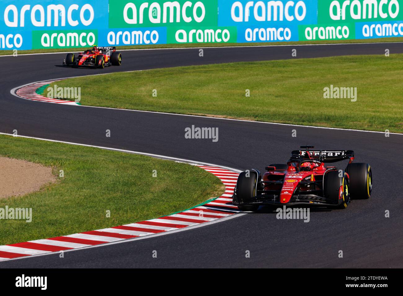 Suzuka Grand Prix Circuit, 20 dicembre 2023: Charles Leclerc (MCO) guida il suo compagno di squadra Carlos Sainz (ESP) del team Ferrari durante il Japan Formul 2023 Foto Stock