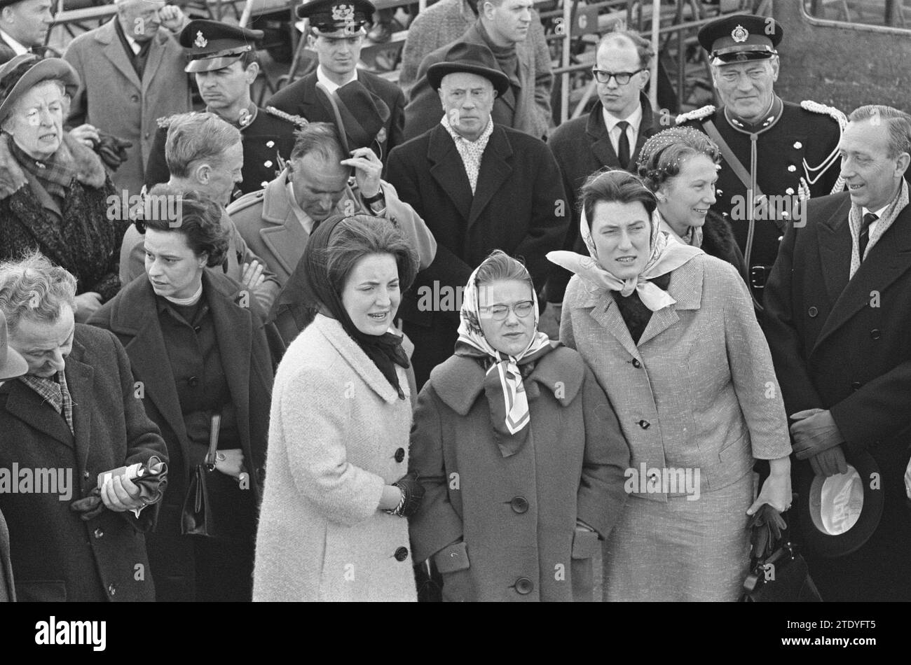 La coppia reale e la principessa Beatrice partirono per il Messico da Schiphol, partenza. Da sinistra a destra principessa Margriet, principessa Cristina e (con velo) dama di compagnia Martine van Loon-Labouchere, a sinistra accanto alla principessa Margriet ms. M. Wijnen, segretario privato delle principesse. In conversazione dietro Erik Hazelhoff Roelfzema e Freek Bischoff van Heemskerk CA. 7 aprile 1964 Foto Stock