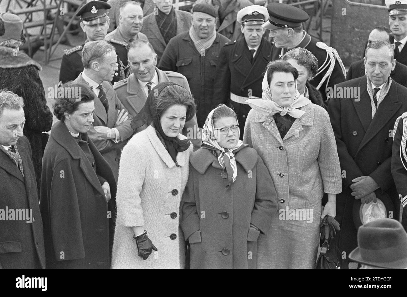La coppia reale e la principessa Beatrice partirono per il Messico da Schiphol, partenza. Da sinistra a destra principessa Margriet, principessa Cristina e (con velo) dama di compagnia Martine van Loon-Labouchere, a sinistra accanto alla principessa Margriet ms. M. Wijnen, segretario privato delle principesse. In conversazione dietro Erik Hazelhoff Roelfzema e Freek Bischoff van Heemskerk CA. 7 aprile 1964 Foto Stock