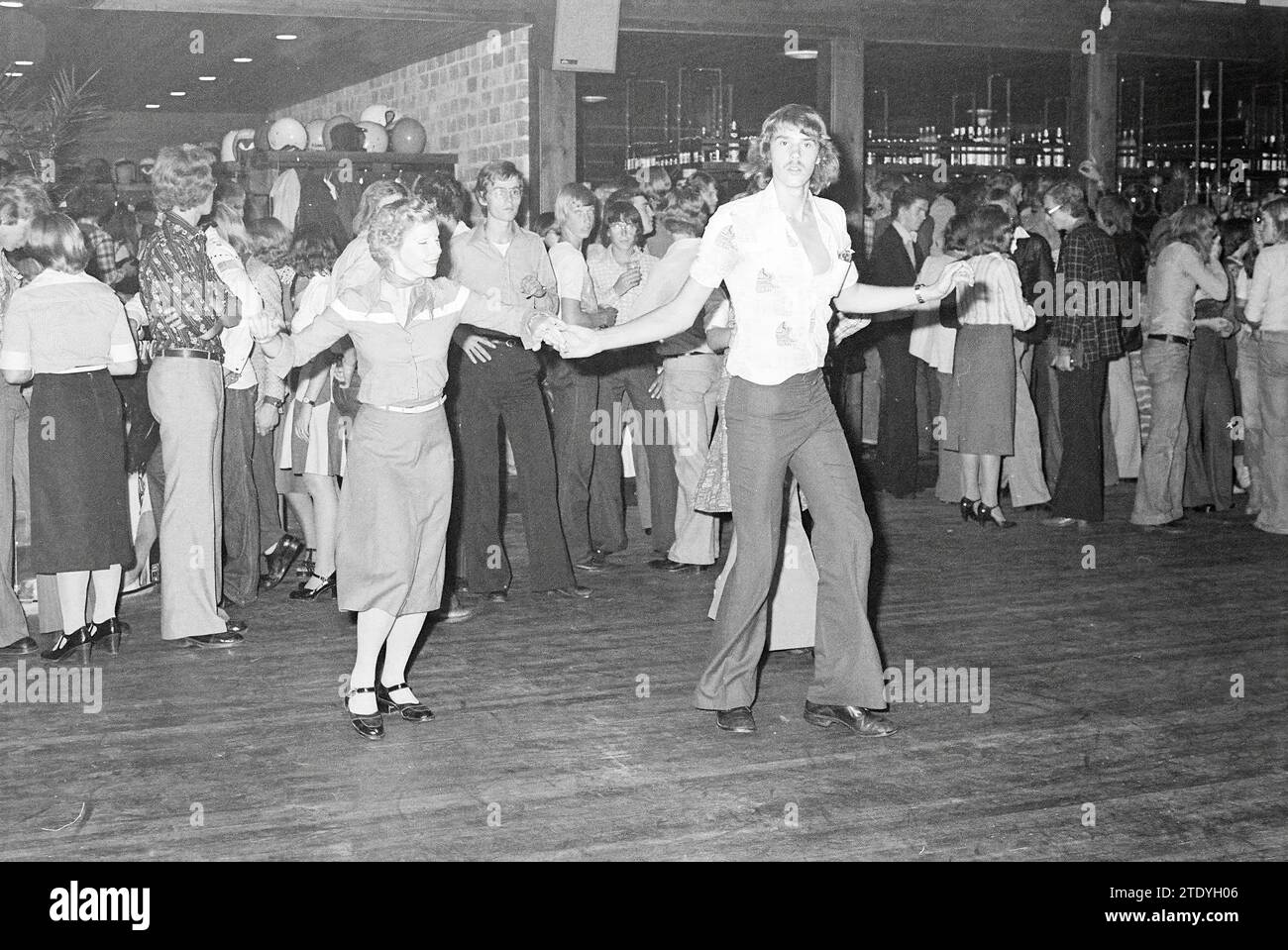 Bakker Dancing School, H'kerk, Dancing, 04-09-1976, Whizgle News from the Past, su misura per il futuro. Esplora le narrazioni storiche, l'immagine dell'agenzia olandese olandese con una prospettiva moderna, colmando il divario tra gli eventi di ieri e quelli di domani. Un viaggio senza tempo che delinea le storie che plasmano il nostro futuro. Foto Stock