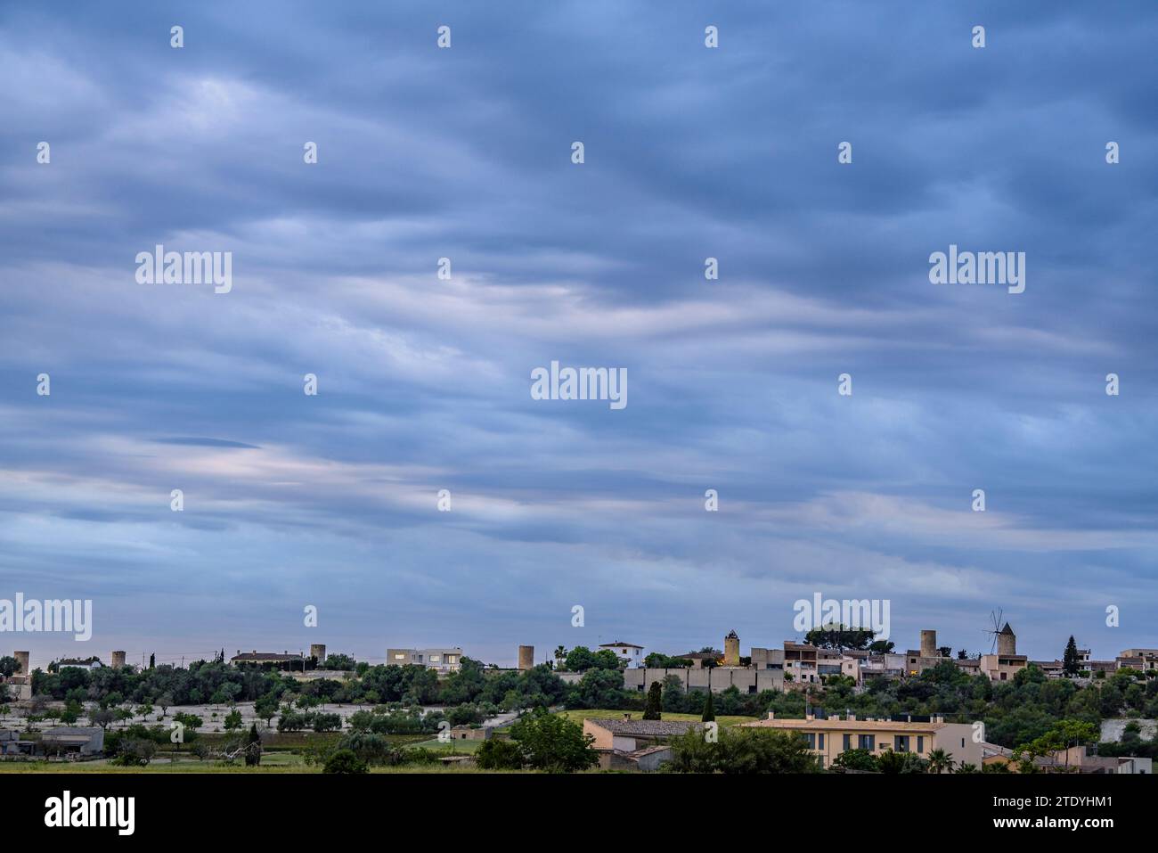 Città di Montuiri in un pomeriggio con nuvole di tempesta sopra il villaggio (Maiorca, Isole Baleari, Spagna) ESP: Villa de Montuiri en una tarde con nubes Foto Stock