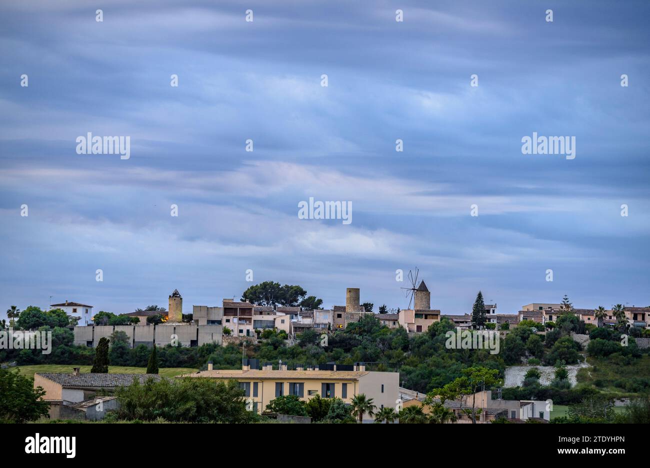 Città di Montuiri in un pomeriggio con nuvole di tempesta sopra il villaggio (Maiorca, Isole Baleari, Spagna) ESP: Villa de Montuiri en una tarde con nubes Foto Stock