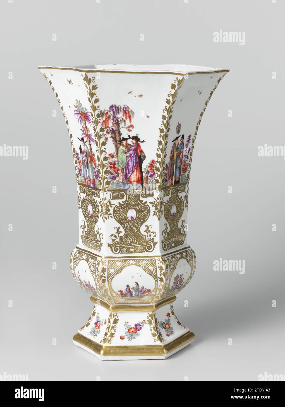 Vaso, manifattura di porcellana Meissener, c. 1730 - c. 1735 vaso esagonale di porcellana verniciata. Il vaso ha una base alta su cui una parte simile a un nodus e il corpo del vaso fluttuano verso l'alto. Il piede è decorato con coloratissimi blum indiani, il nodus con le coriserie multicolore Höroldt. Le costolette sono decorate con candelabri di fiori in oro. I campi di corpo sono decorati con Höroldt chinoiseries su consolle dorate in cui un ovale salvato con una faccia del porto. Il vaso è contrassegnato. Vaso esagonale in porcellana float di porcellana verniciata. Il vaso ha una base alta su cui una parte simile a un nodus e il corpo del vaso Foto Stock