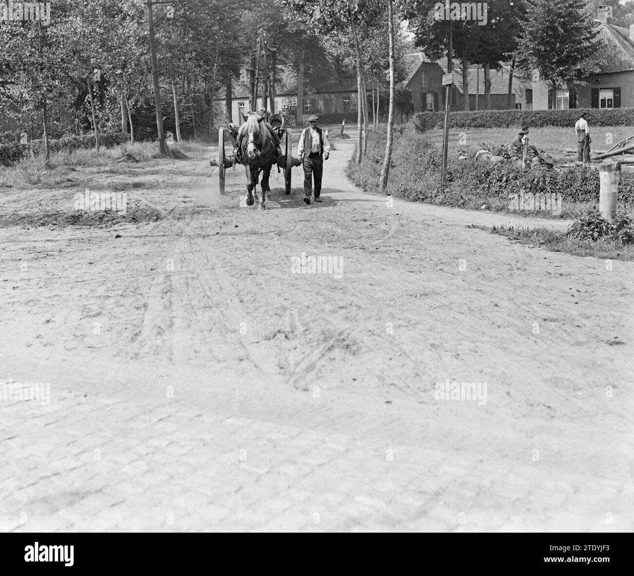 Un uomo cammina con un cavallo e una carrozza su una strada sterrata a Best CA. 1934 Foto Stock