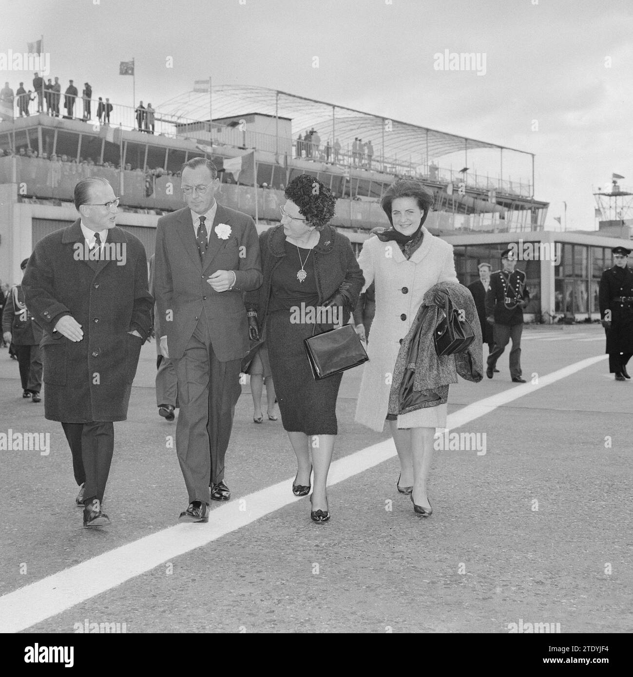 La coppia reale e la principessa Beatrice partirono per il Messico da Schiphol, Vlnr. mr. H. Alberda (Presidente-Direttore Schiphol), Principe Bernardo, Regina Giuliana e Principessa Margriet. ca. 7 aprile 1964 Foto Stock