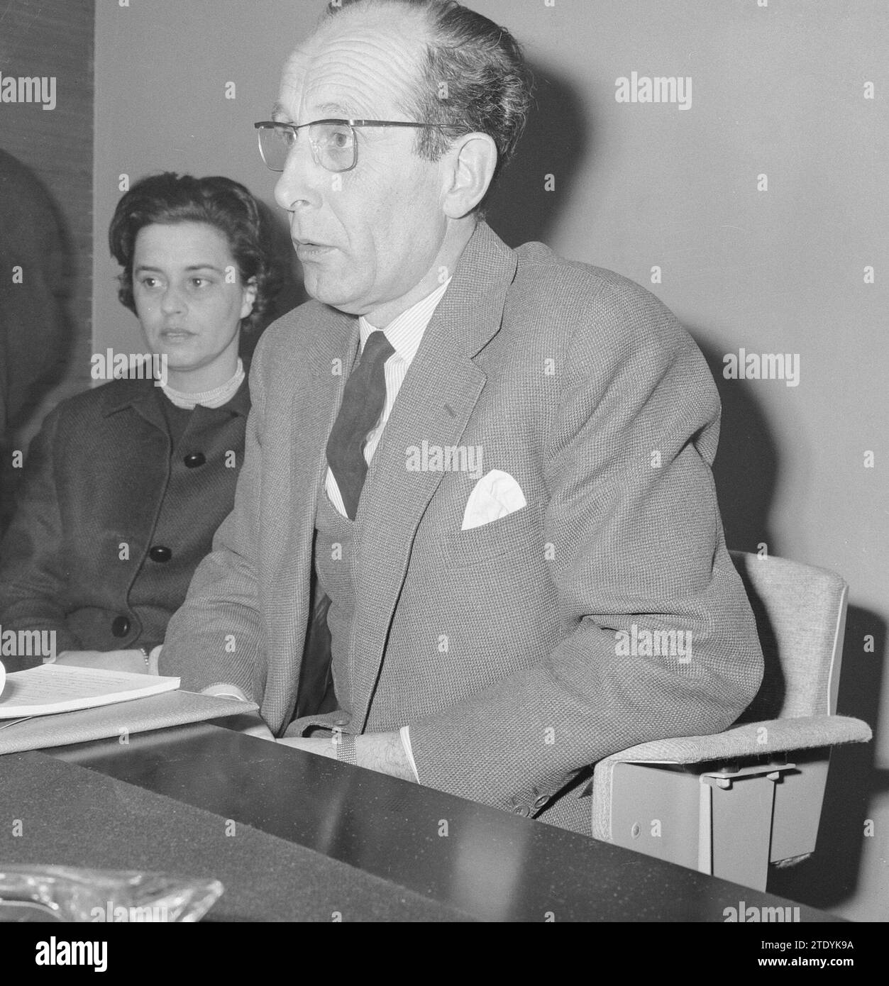 Martedì pomeriggio, la nostra coppia reale e la principessa Beatrice hanno lasciato Schiphol per il Messico per la visita di stato che si svolgerà lì dal 10 al 17 aprile. Dopo la partenza, il segretario privato della regina, Jan van der Hoeven, con il segretario della principessa Irene accanto a lui, LMS. Marie Wijnen, ha rilasciato una dichiarazione nella sala stampa di Schiphol sul matrimonio della principessa Irene CA. 7 aprile 1964 Foto Stock