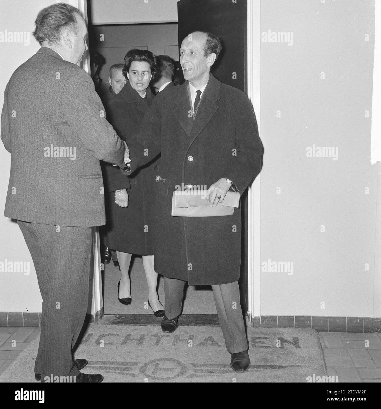 Martedì pomeriggio, la nostra coppia reale e la principessa Beatrice hanno lasciato Schiphol per il Messico per la visita di stato che si svolgerà lì dal 10 al 17 aprile. Dopo la partenza, il segretario privato della regina, J. van der Hoeven, con il segretario della principessa Irene accanto a lui, ha sequestrato la signora Wijnen, ha rilasciato una dichiarazione nella sala stampa di Schiphol sul matrimonio della principessa Irene CA. 7 aprile 1964 Foto Stock