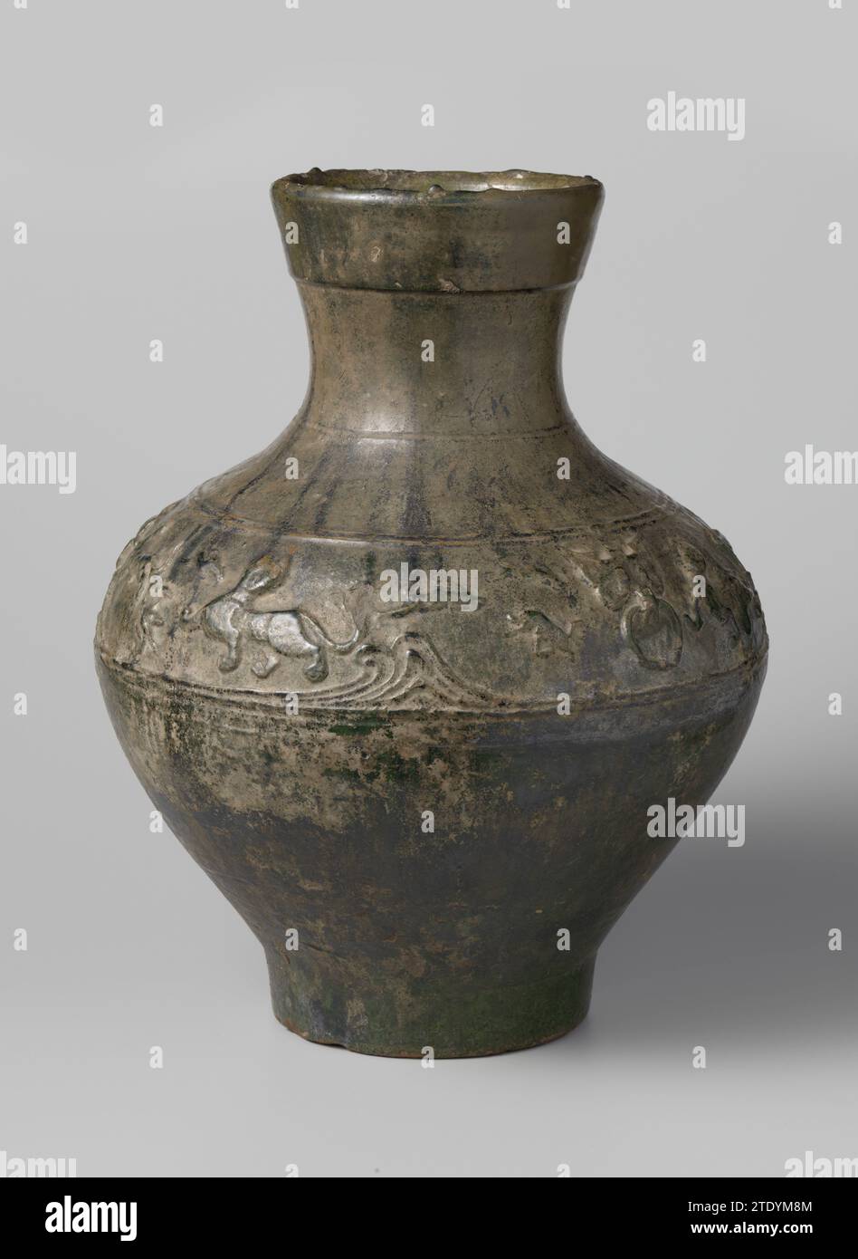 Vaso, anonimo, c. -206 - c. 220 vaso di terracotta, ricoperto da una glassa verde. Sulla spalla un legame con scene di caccia con figure umane e animali in rilievo. In mezzo due volte una maschera "Taotie" con un anello. Porcellana. Vaso per vetrificazione con smalto in terracotta, coperto con uno smalto verde. Sulla spalla un legame con scene di caccia con figure umane e animali in rilievo. In mezzo due volte una maschera "Taotie" con un anello. Porcellana. vetrificazione dello smalto Foto Stock