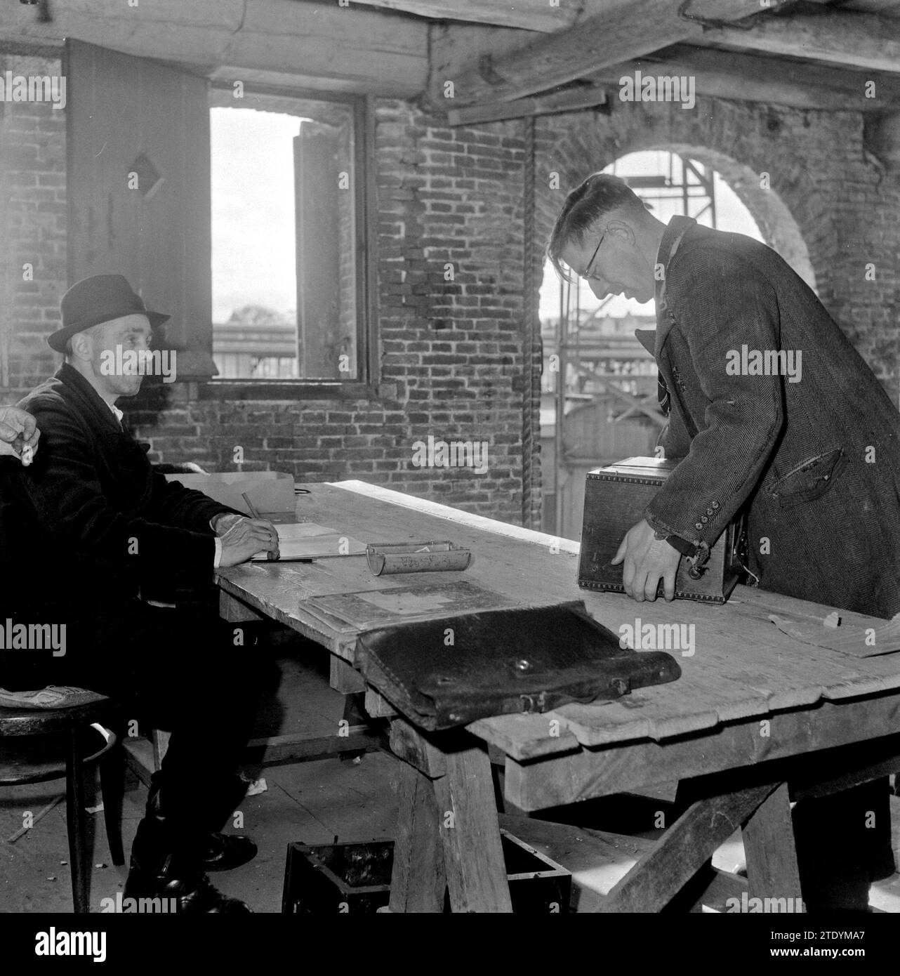 Nel comune Entrepotdok di Amsterdam ci sono migliaia di apparecchi radiofonici che all'epoca erano stati requisiti dai tedeschi e che ora vengono restituiti ai legittimi proprietari. ca. Ottobre 1945 Foto Stock