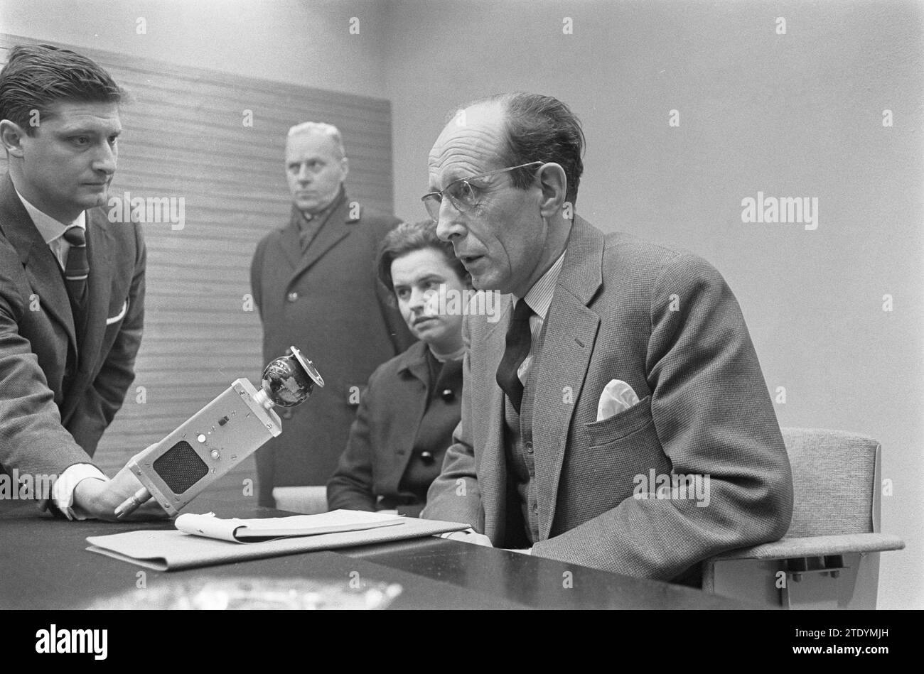 Martedì pomeriggio, la nostra coppia reale e la principessa Beatrice hanno lasciato Schiphol per il Messico per la visita di stato che si svolgerà lì dal 10 al 17 aprile. Dopo la partenza, il segretario privato della regina, J. van der Hoeven, con il segretario della principessa Irene accanto a lui, la signora Wijnen, fece una dichiarazione nella sala stampa di Schiphol sul matrimonio della principessa Irene CA. 7 aprile 1964 Foto Stock