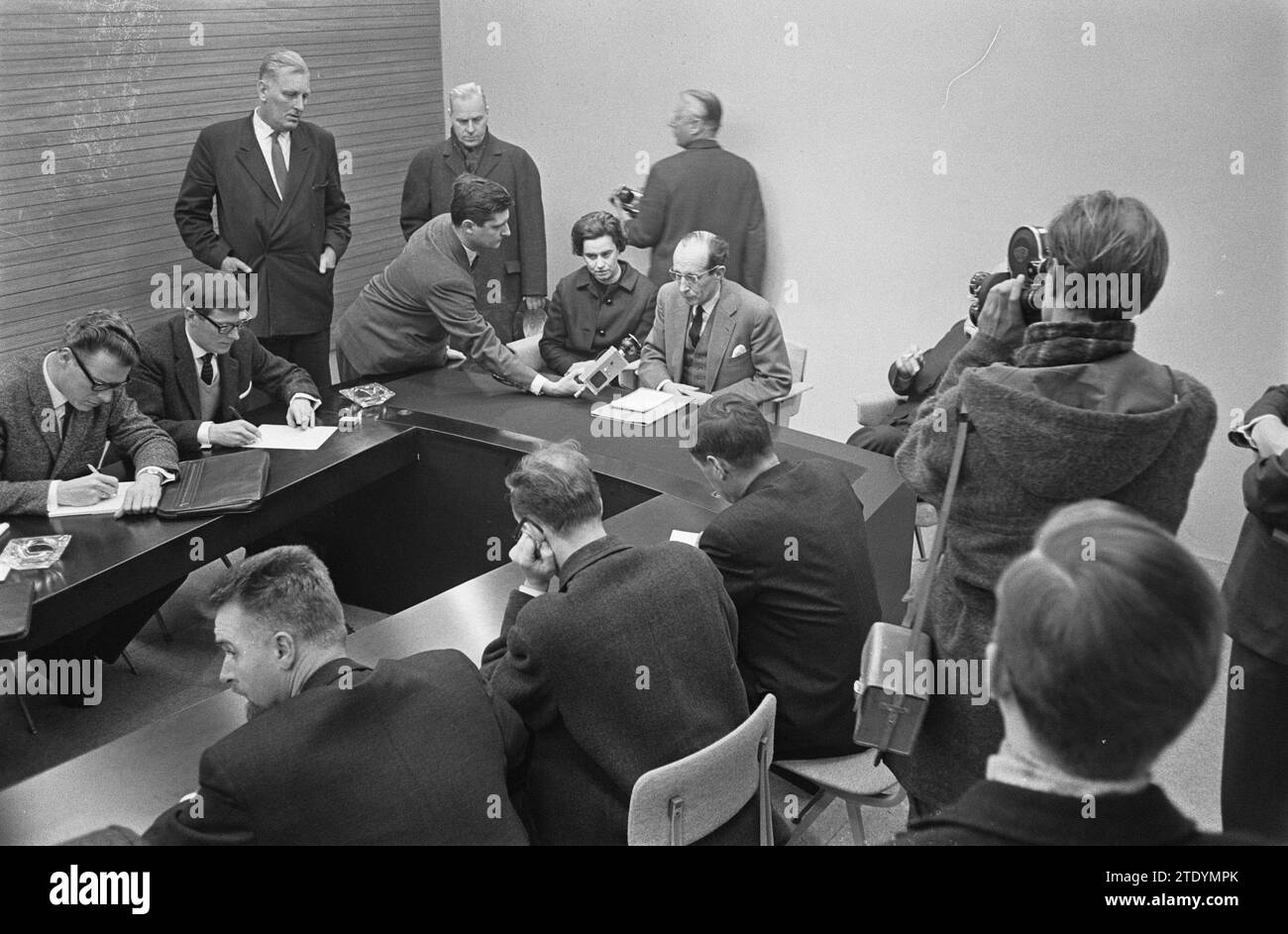 Martedì pomeriggio, la nostra coppia reale e la principessa Beatrice hanno lasciato Schiphol per il Messico per la visita di stato che si svolgerà lì dal 10 al 17 aprile. Dopo la partenza, il segretario privato della regina, J. van der Hoeven, con il segretario della principessa Irene accanto a lui, la signora Wijnen, fece una dichiarazione nella sala stampa di Schiphol sul matrimonio della principessa Irene CA. 7 aprile 1964 Foto Stock