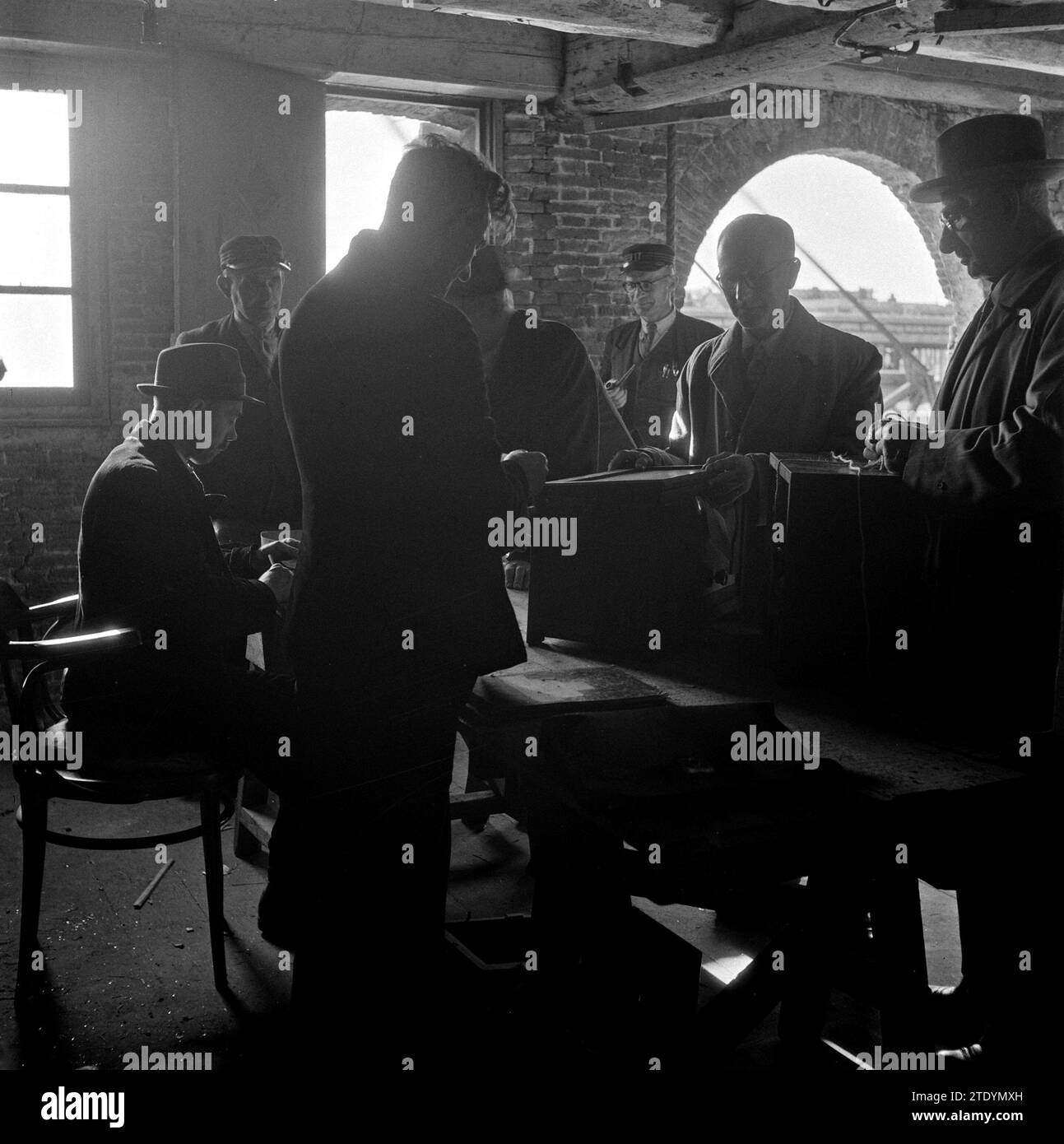 Nel comune Entrepotdok di Amsterdam ci sono migliaia di apparecchi radiofonici che all'epoca erano stati requisiti dai tedeschi e che ora vengono restituiti ai legittimi proprietari. ca. Ottobre 1945 Foto Stock