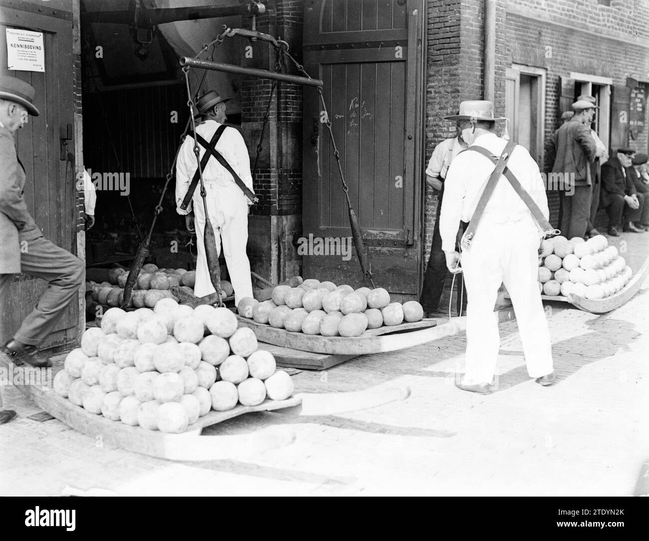 Il mercato del formaggio di Alkmaar, due corrieri hanno appena abbattuto un bar CA. 1932 Foto Stock
