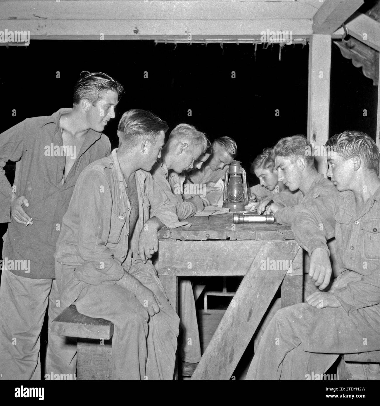 Soldati al campo di Morib Beach a Malacca la sera ca. Marzo 1946 Foto Stock