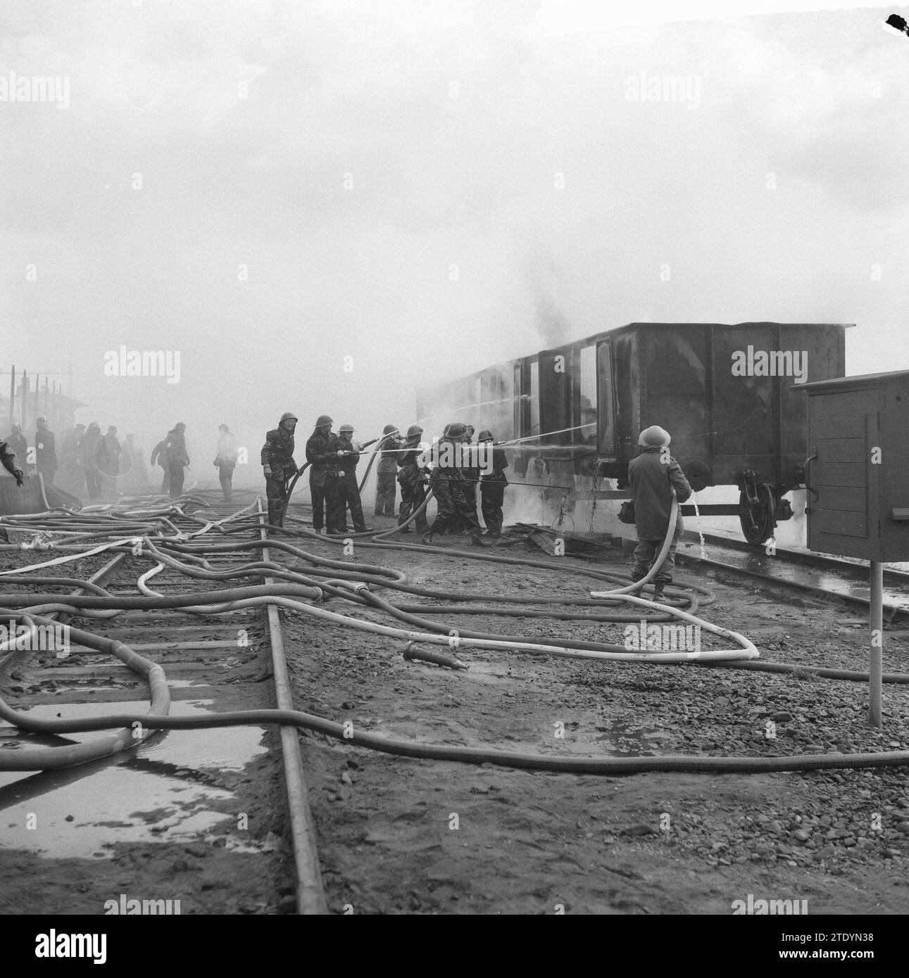 Esercizio di preparazione per Emergency Watch Amsterdam, i lavori di estinzione del cantiere ferroviario di Watergraafsmeer CA. 7 aprile 1964 Foto Stock