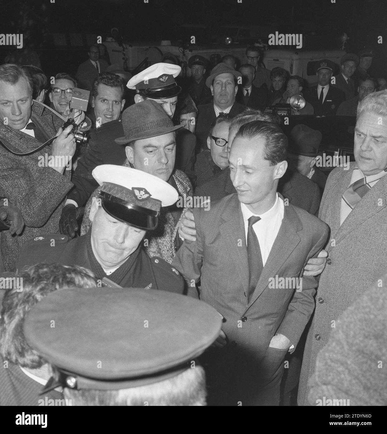 Don Carlos e il principe Xavier tornarono a Parigi da Schiphol, Don Carlos tra giornalisti e polizia militare CA. 7 aprile 1964 Foto Stock
