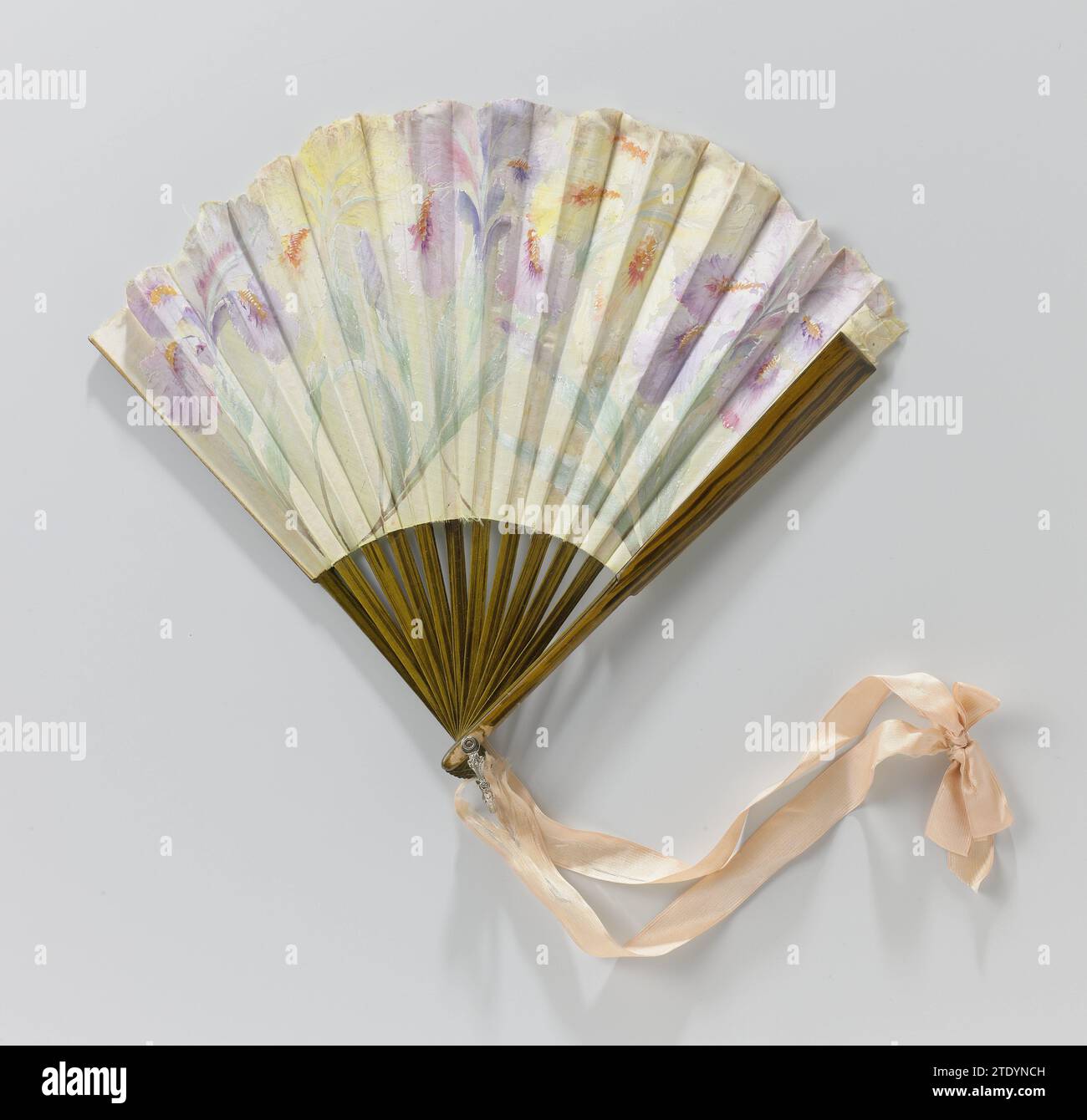 Linea pieghevole con foglia di seta color crema dipinta con Iris gialli e lilla con cornice verniciata a legno, c. d. le Lorrain, 1911 gamma pieghevole con foglia di seta color crema con acquerello, vernice a olio e vernice argento verniciata giallo e lilla. Il telaio è costituito da 15 gambe non contigue di legno e verniciate con vernice di legno. Waaierring color argento, su cui nastro di raso. Balestra laterale posteriore non verniciata. Amsterdam (possibilmente) LEAF: Silk. Foglia: Acquerello (vernice). Foglia: Vernice a olio (vernice). Foglia: Vernice (rivestimento). Telaio: Legno (materiale vegetale). Anello a ventaglio: Verniciatura/taglio/verniciatura di metalli Foto Stock