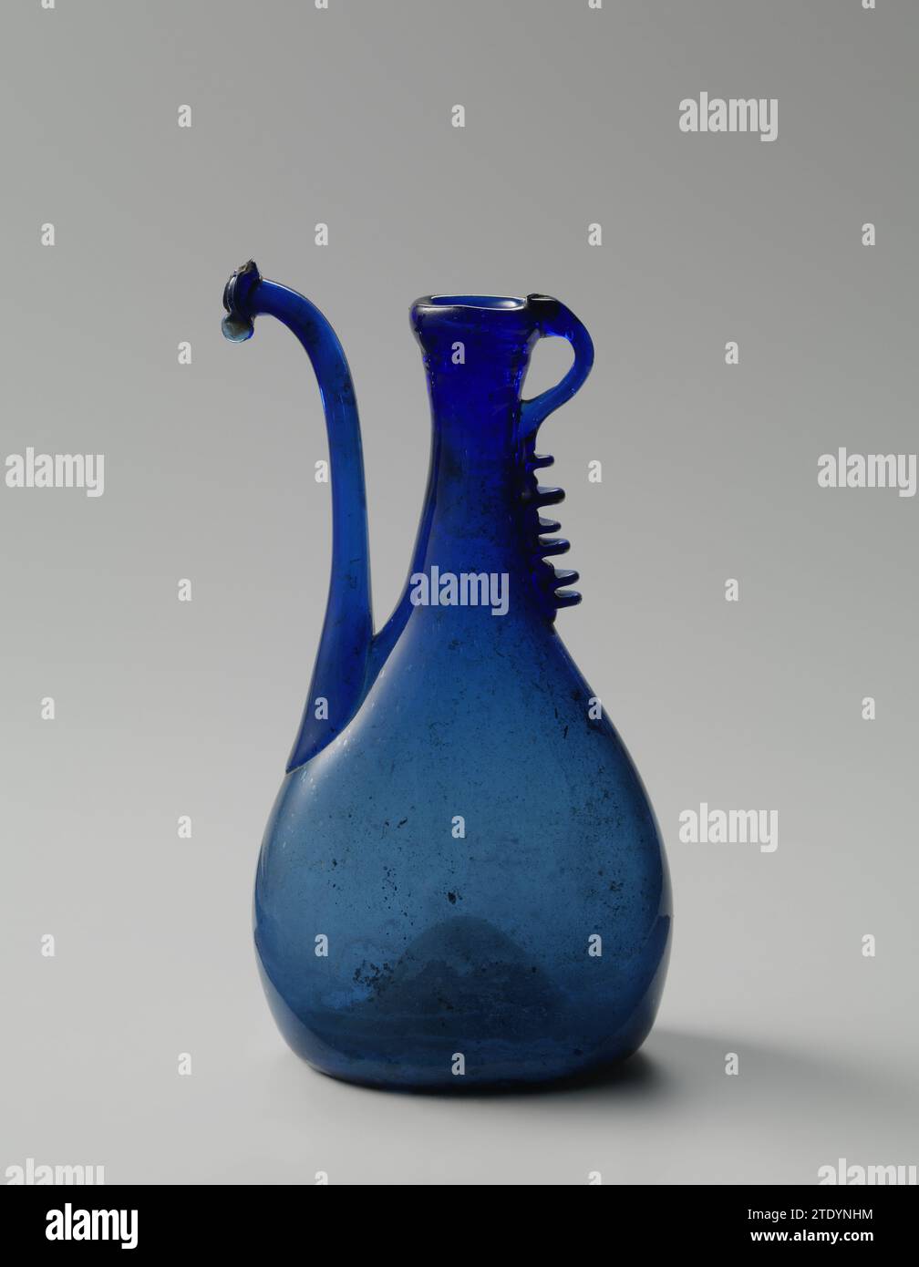 Caraffa Tuit con corpo a pera, anonimo, c. 1700 - c. 1810 anima inserita. Corpo silenzioso a forma piatta, trasferito a un collo concavo con bordo ispessito. Il beccuccio alto e curvo viene tagliato in bocca con una doppia ala. Il piccolo orecchio a C si trasforma in un filo scanalato nella parte inferiore. Anima soffiante in vetro Persia inserita. Corpo silenzioso a forma piatta, trasferito a un collo concavo con bordo ispessito. Il beccuccio alto e curvo viene tagliato in bocca con una doppia ala. Il piccolo orecchio a C si trasforma in un filo scanalato nella parte inferiore. Soffiatura del vetro Persia Foto Stock