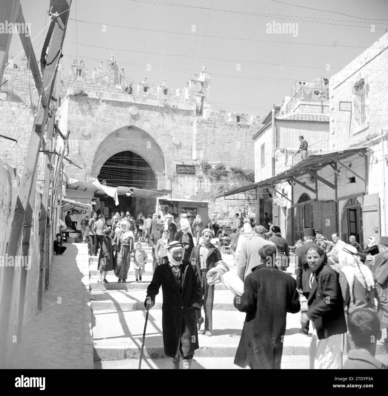 Lato città della porta di Damasco con i pedoni e una casa da tè CA. 1950-1955 Foto Stock