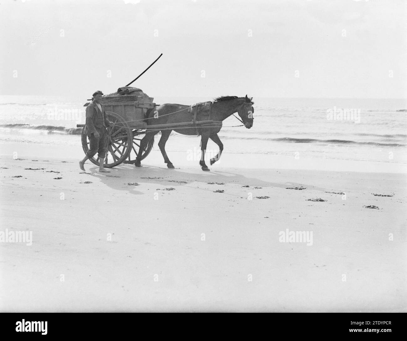 Un carretto con un uomo che vi cammina accanto sulla spiaggia di Zandvoort CA. 1932 Foto Stock