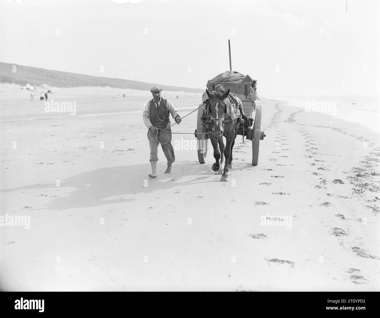 Un carro con un uomo vicino sulla spiaggia di Zandvoort, CA. 1932 Foto Stock